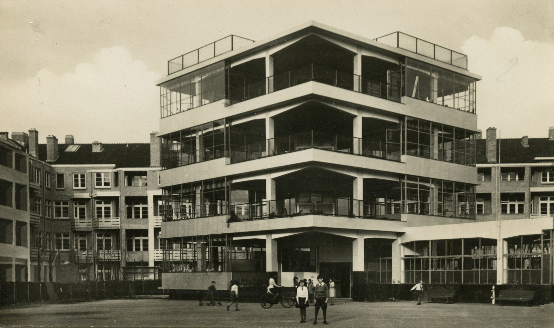 Iwao Yamawaki - Amsterdam-Z. Openiuchtschool i.d. Cliostraat, c.1930 - Howard Greenberg Gallery