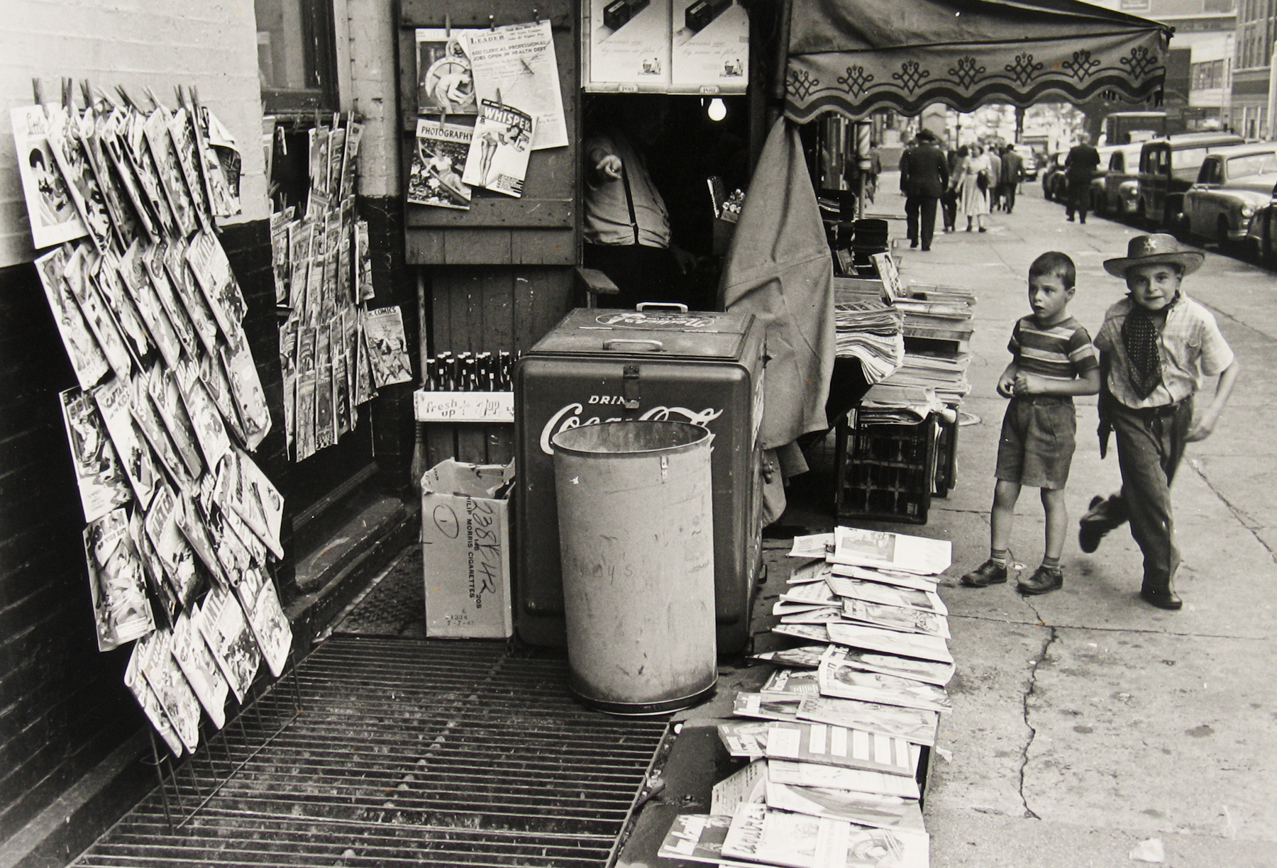 Morris Engel - NY Newstand, 1940s - Howard Greenberg Gallery