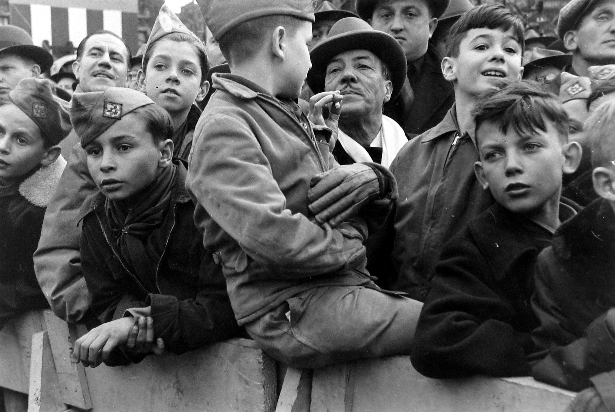 Ruth Orkin - Boys watching parade, NYC, c.1950 - Howard Greenberg Gallery