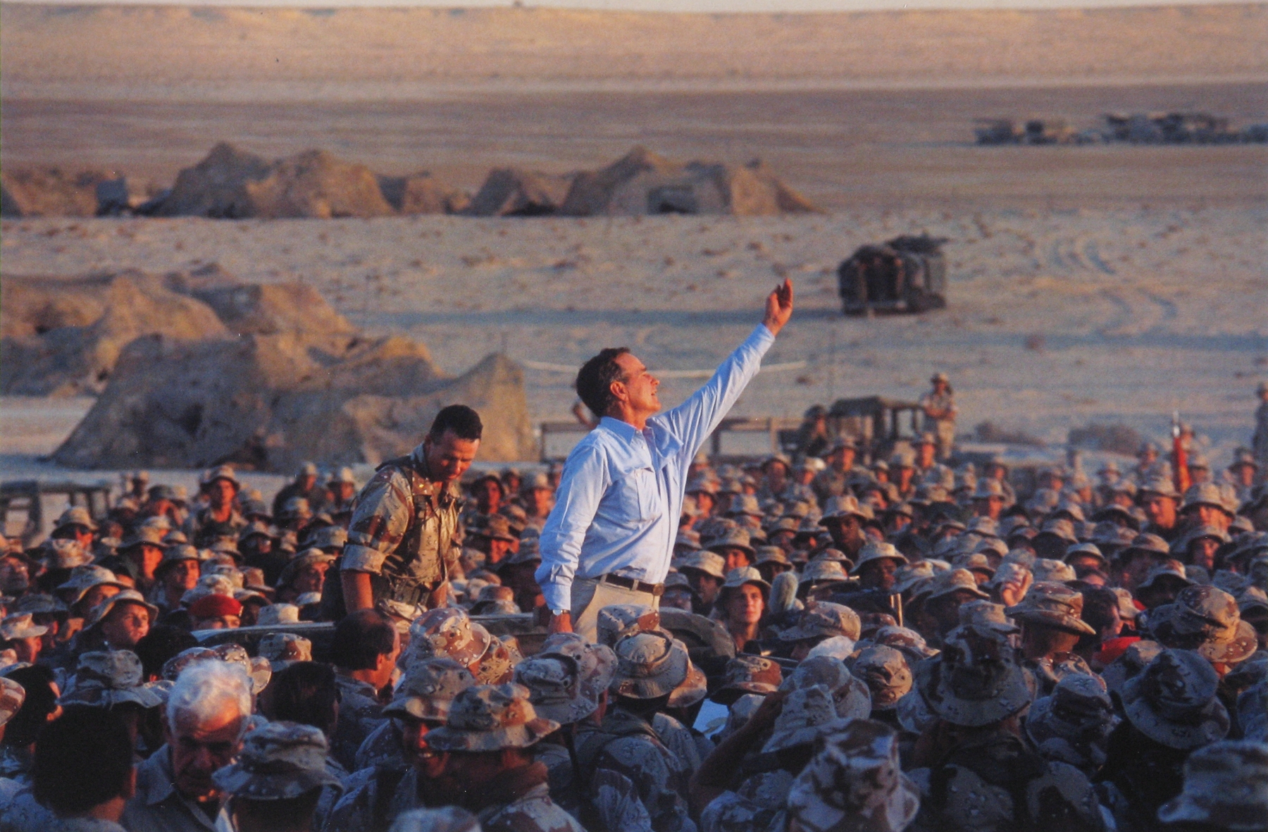 Diana Walker - President Bush visiting troops preparing for Operation Desert Storm, Thanksgiving, Saudi Arabia, December 20, 1990 - Howard Greenberg Gallery - 2018