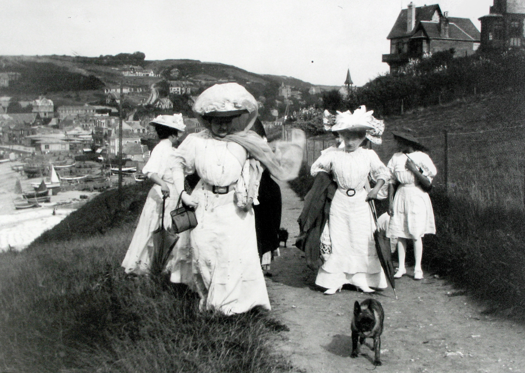Jacques-Henri Lartigue - At Etretat again, I took pictures of my mother's friends, promenading adventurously on the cliff above the port, 1910 - Howard Greenberg Gallery