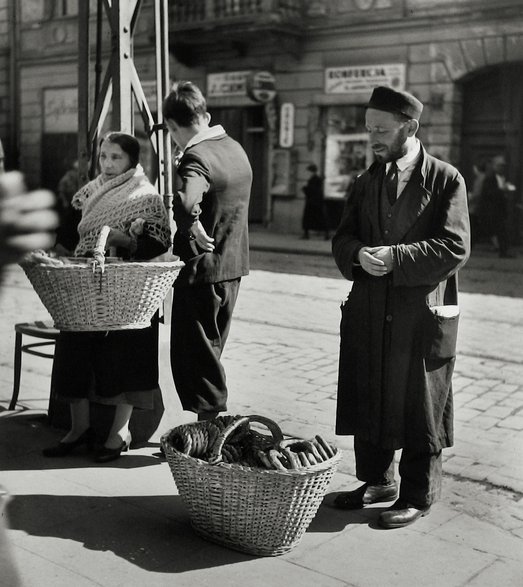 Roman Vishniac - A Family of Bagel Peddlers, Warsaw, 1938 - Howard Greenberg Gallery