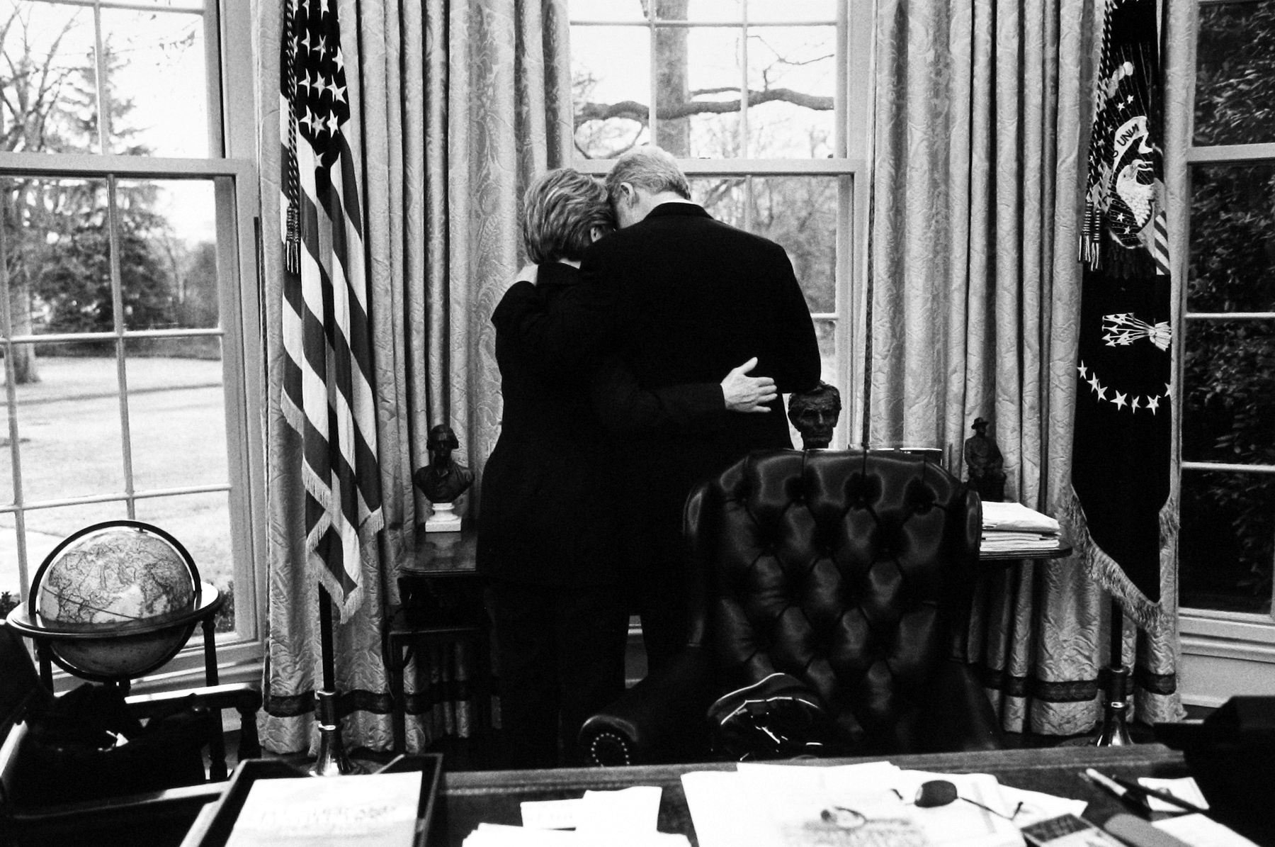 Diana Walker - President Clinton, Hilary Clinton, the Oval Office, the White House, January 17, 2001 - Howard Greenberg Gallery - 2018