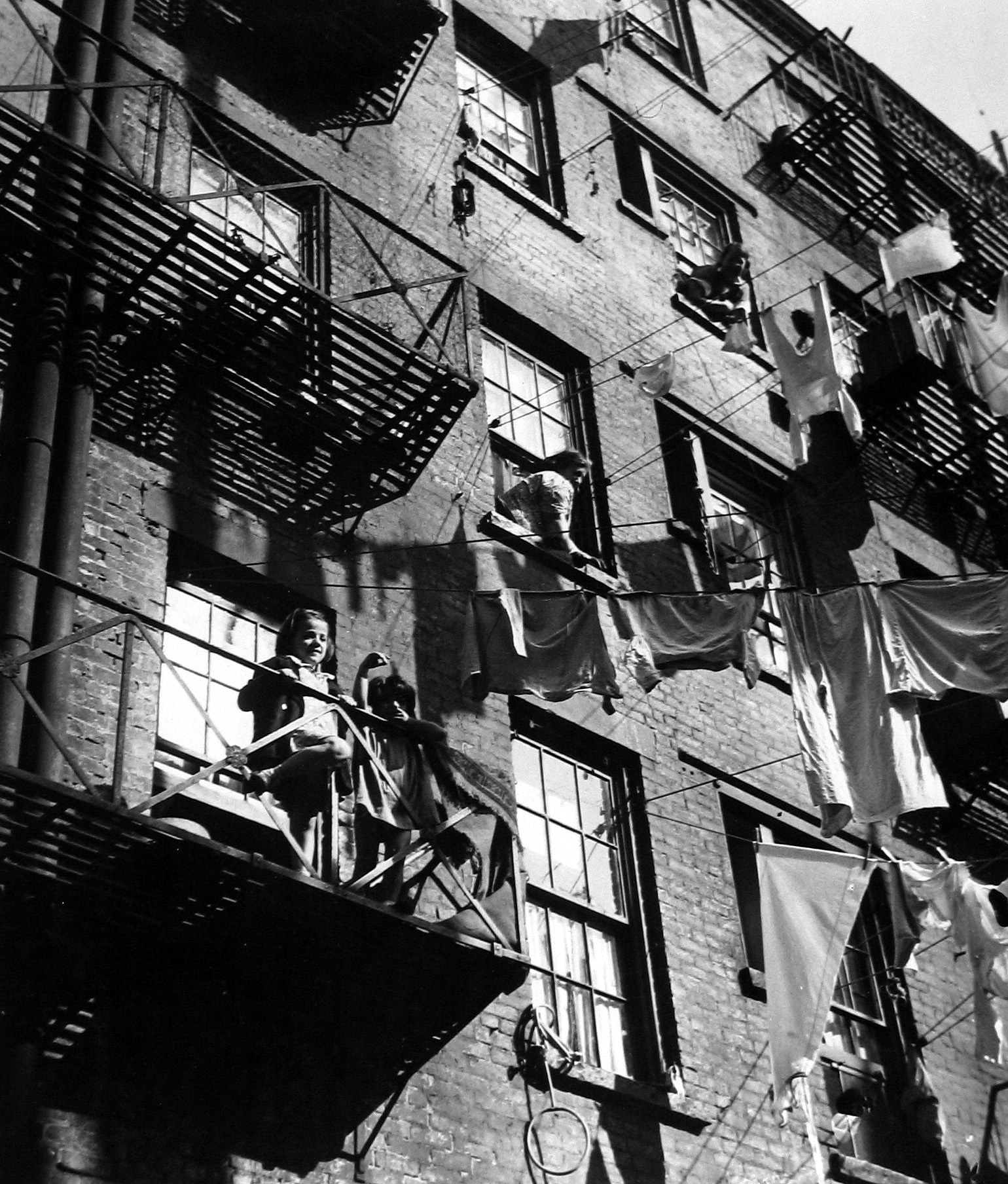 Arnold Eagle - New York, 1935 - Howard Greenberg Gallery