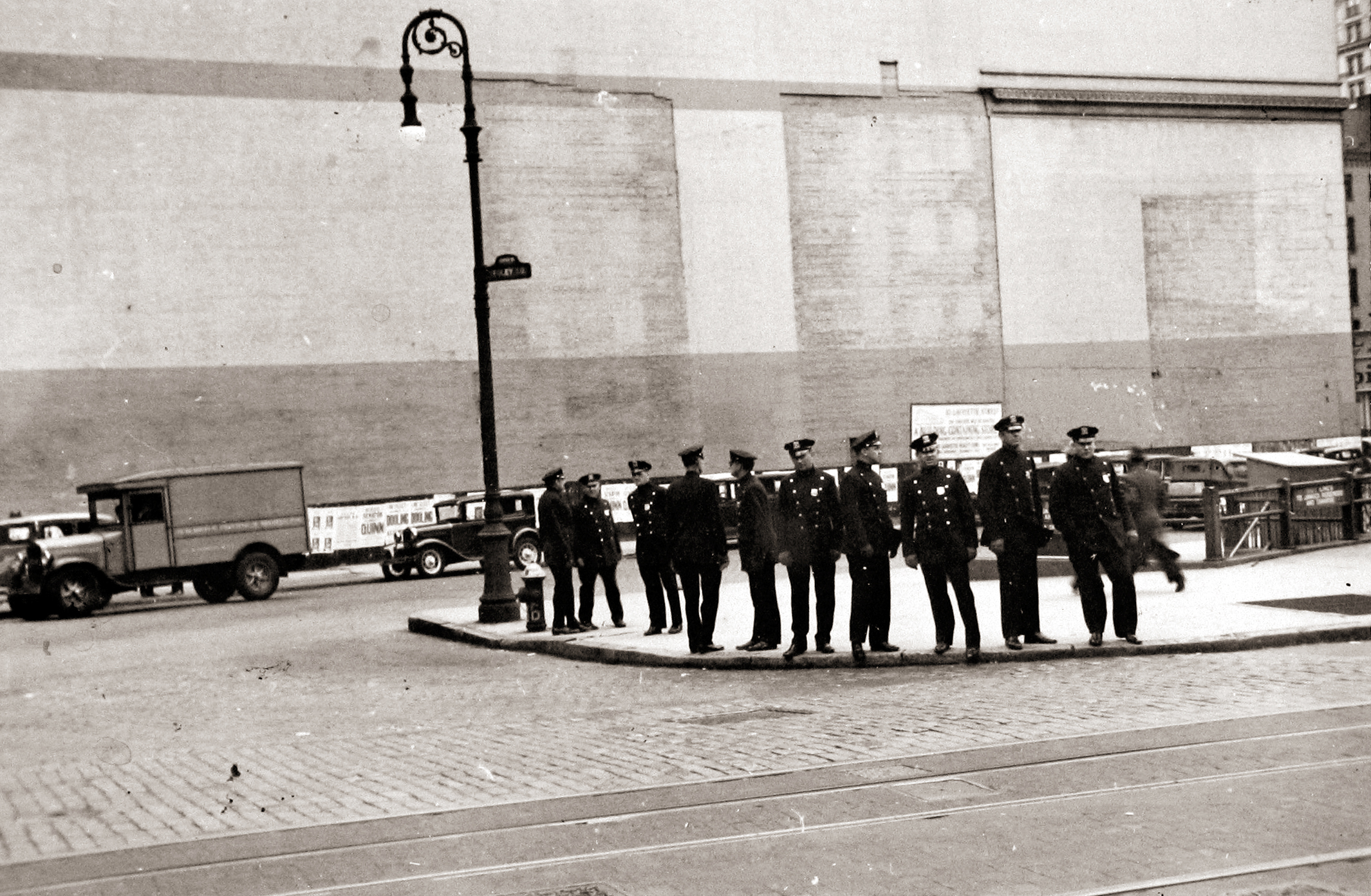 Ben Shahn - New York City, c.1933 - Howard Greenberg Gallery