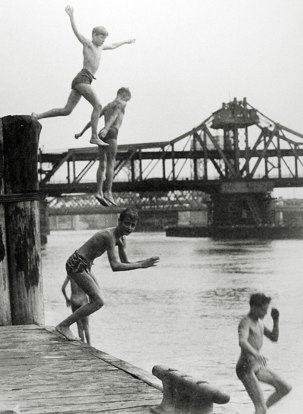 Harold Roth - East River Divers, 1950 - Howard Greenberg Gallery