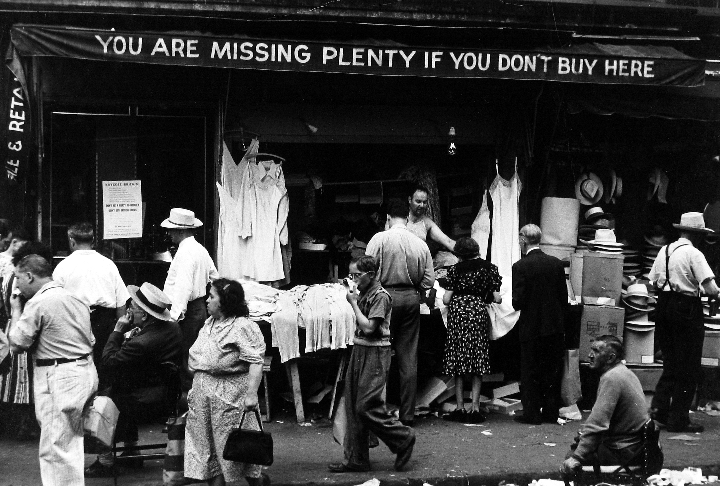 Dan Weiner - Untitled, c.1940 - Howard Greenberg Gallery