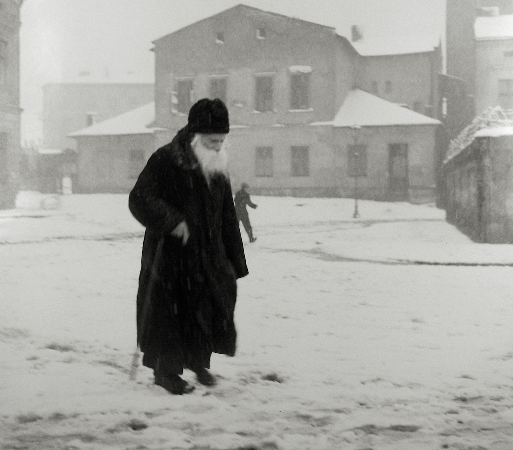 Roman Vishniac - A square in Kazimierz, Cracow, 1938 - Howard Greenberg Gallery