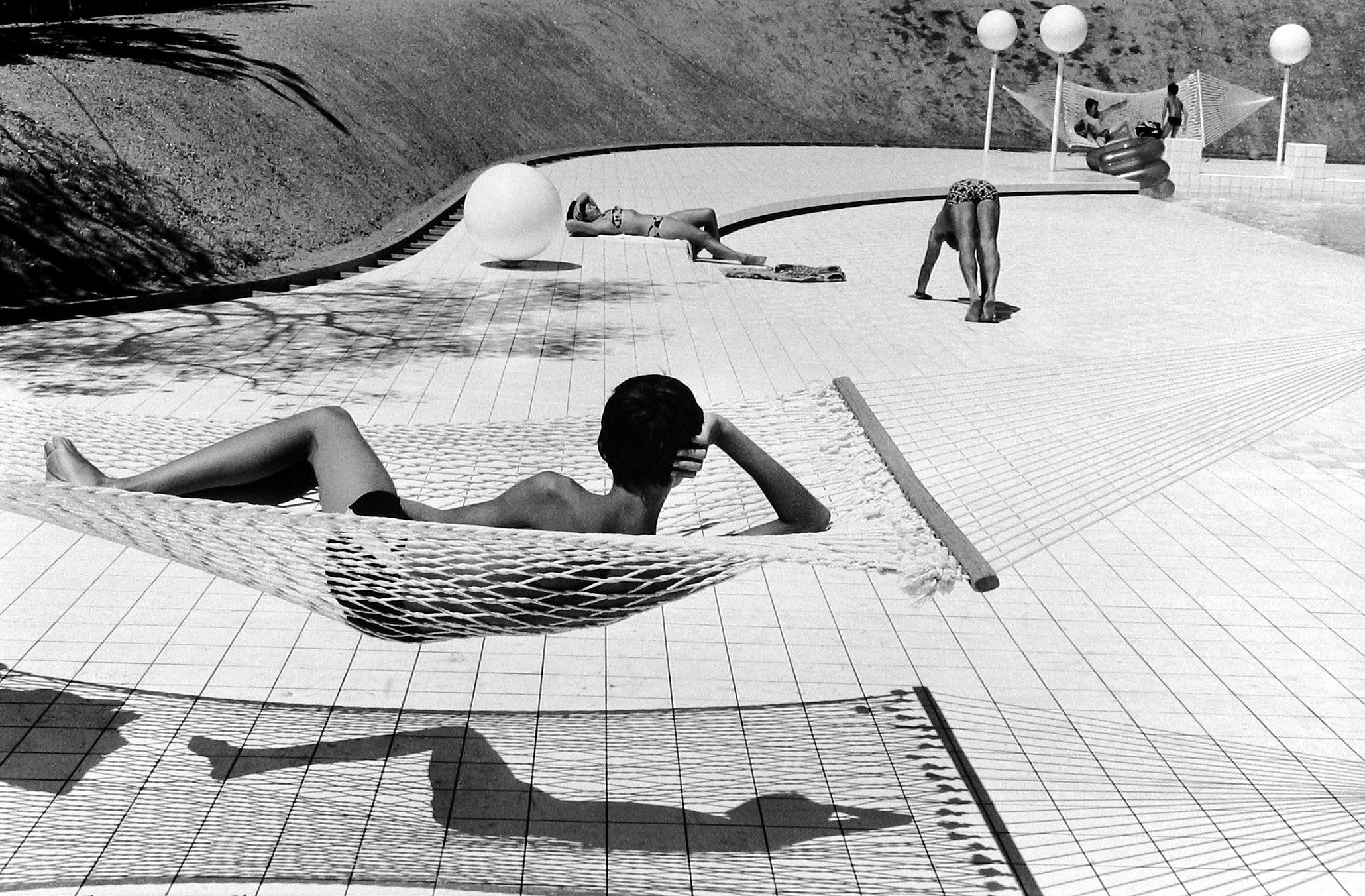 Martine Franck - Swimming pool designed by Alain Capeilleres, La Brusc, Var, France, 1976 - Howard Greenberg Gallery