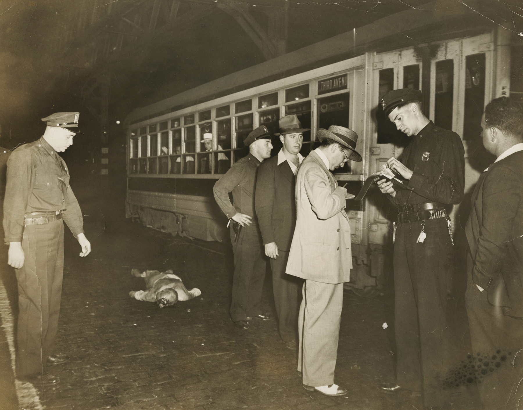 Weegee - Untitled, c.1940 - Howard Greenberg Gallery