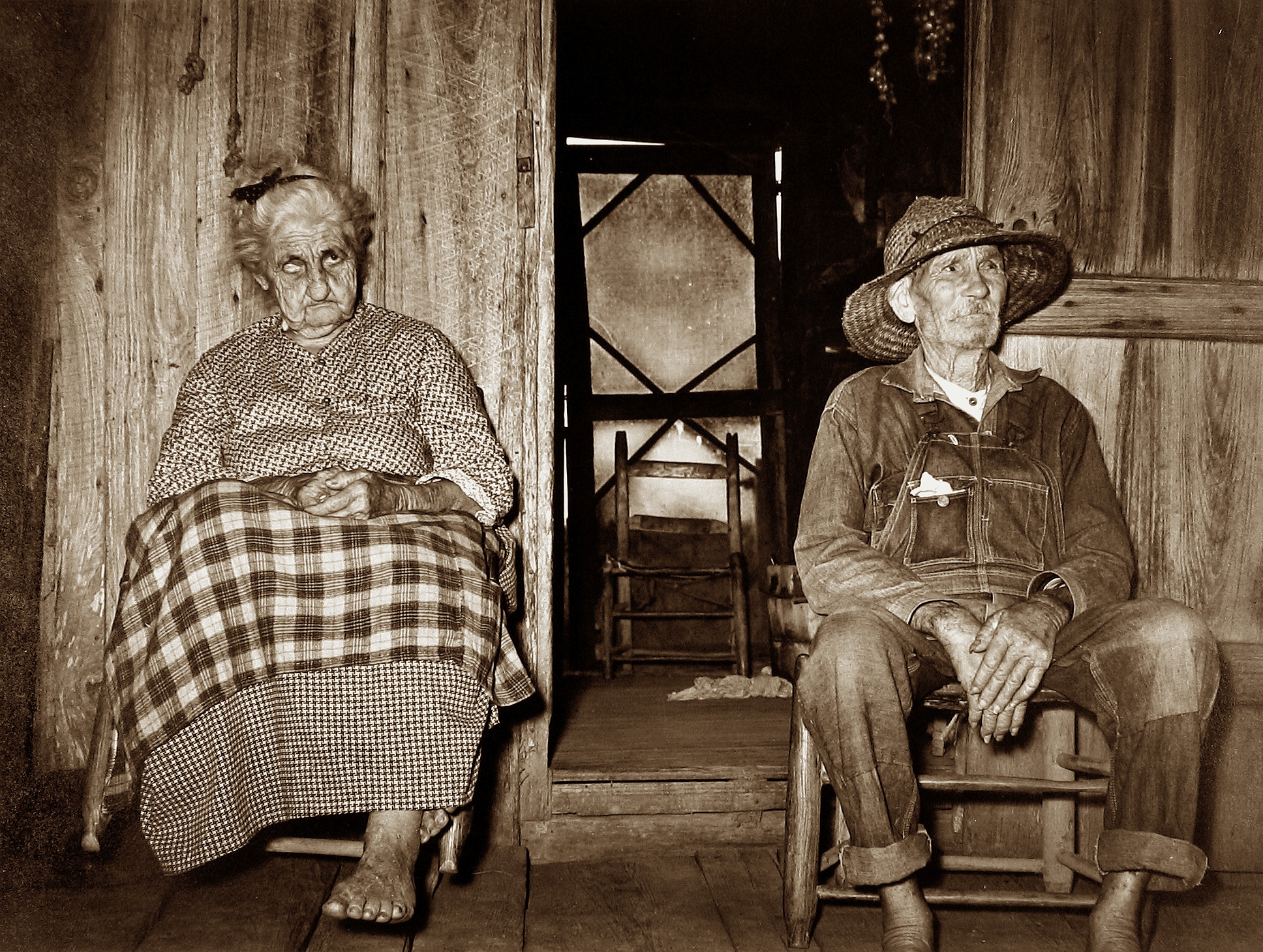 Russell Lee - Untitled (old couple in front of doorway), c.1937 - Howard Greenberg Gallery - 2019