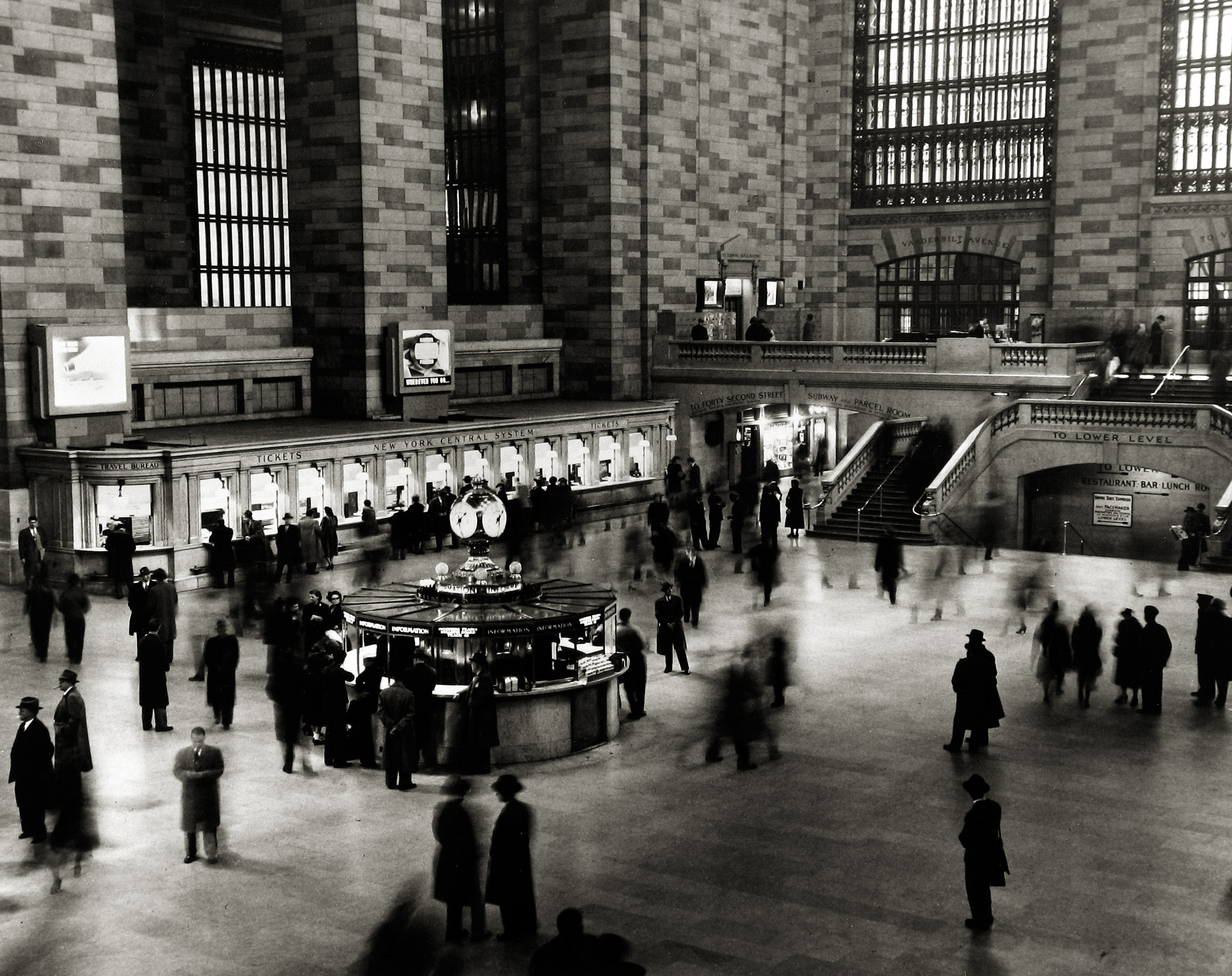 Harold Roth - Grand Central Station, 1950 - Howard Greenberg Gallery
