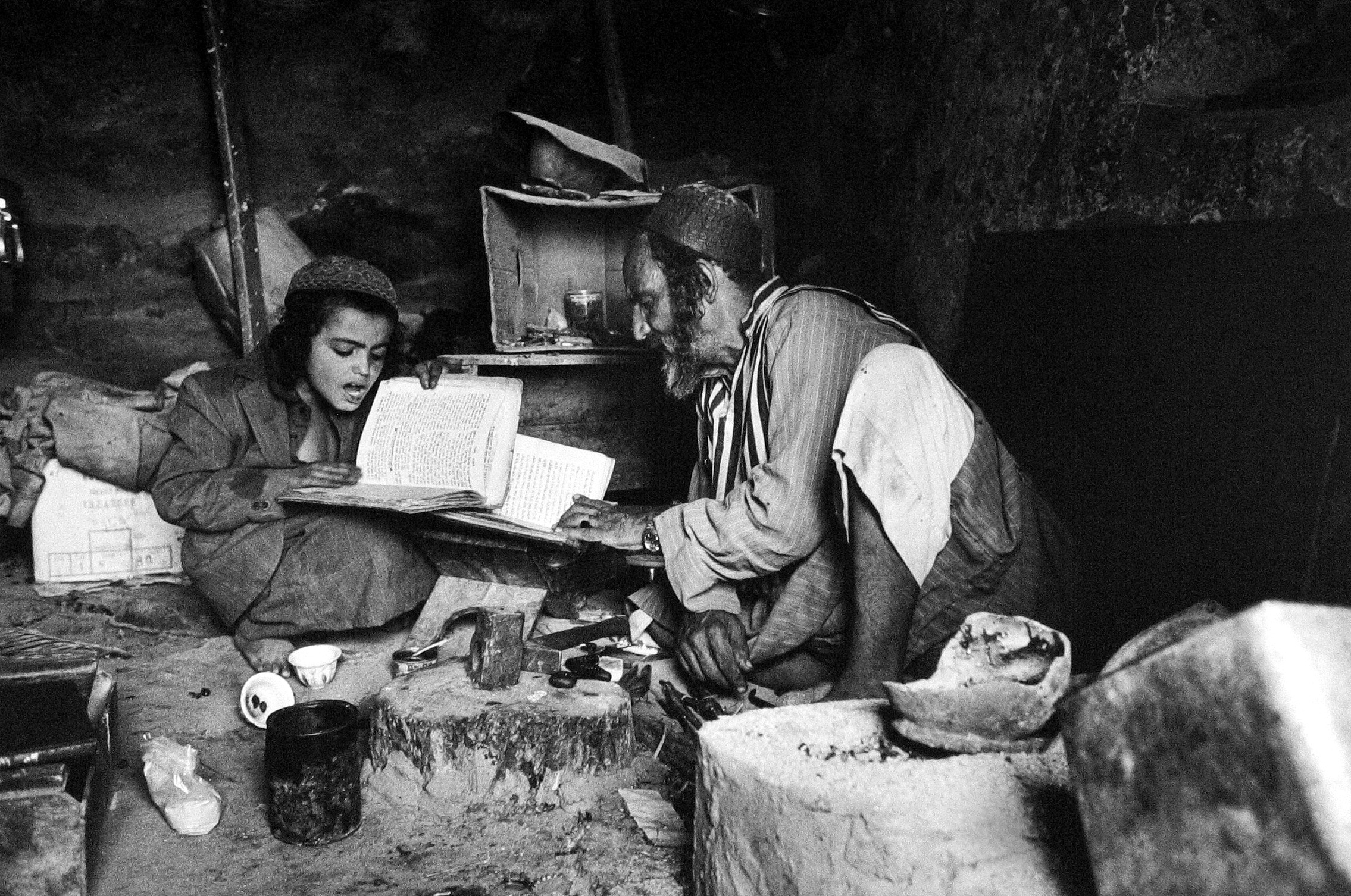 Frédéric Brenner: Exile at Home - Lewi  Faez Studying in His Grandfather's Jewelry Workshop, El Hajar, Haidan, Yemen, 1983 - Howard Greenberg Gallery