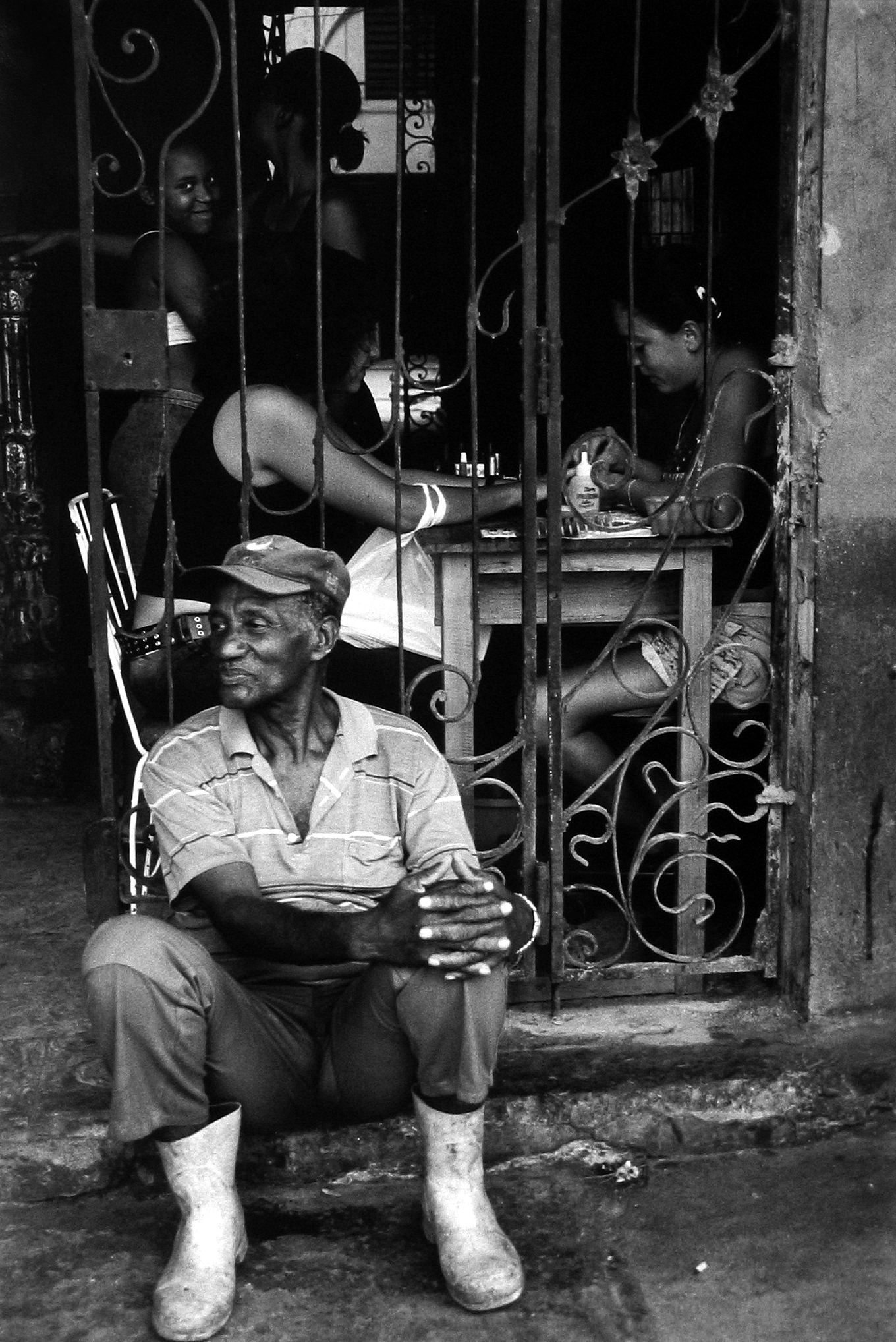 Judith Glickman - La Reina street, Manicure, Cuba, 2003 - Howard Greenberg Gallery