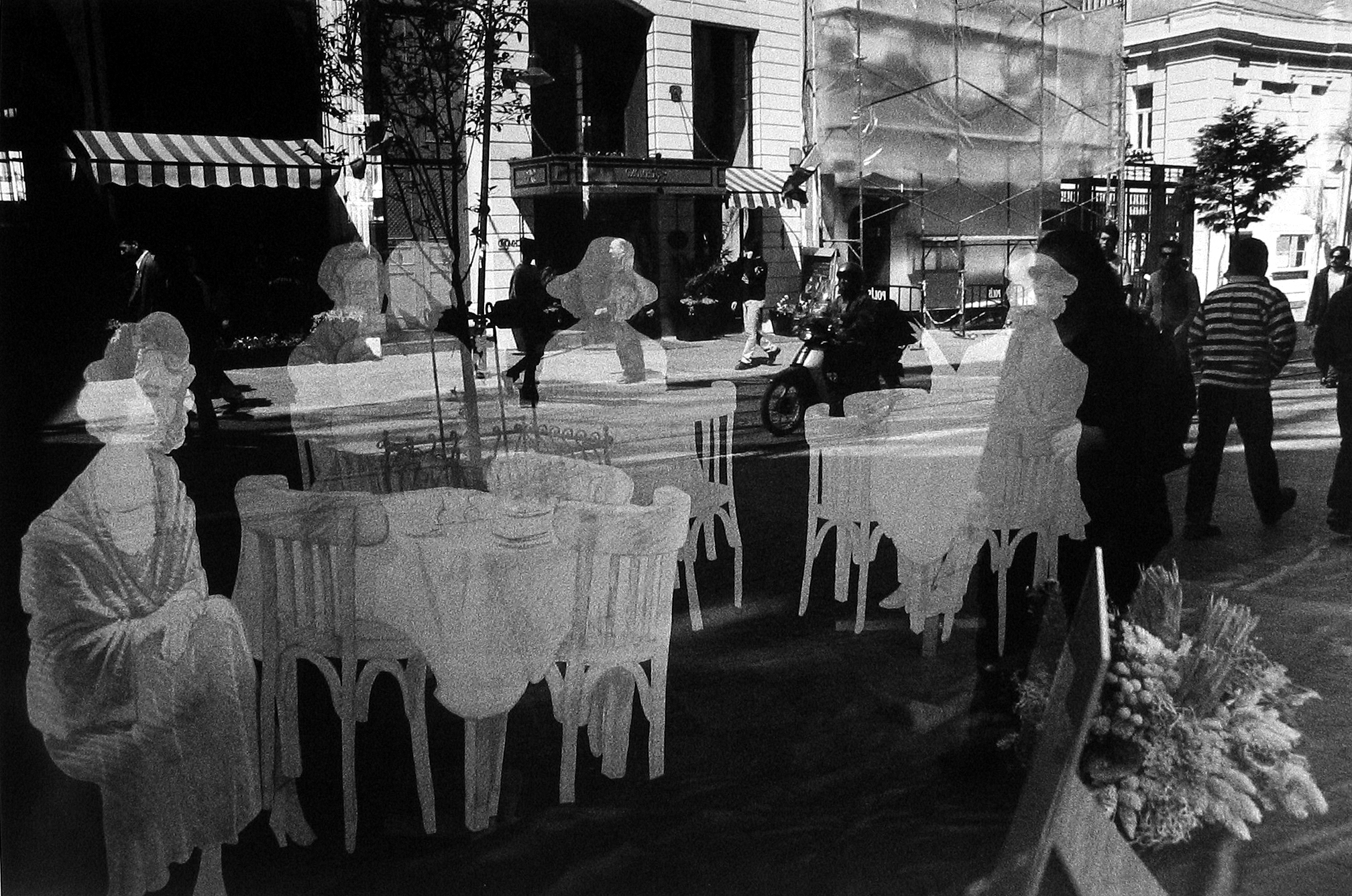 Judith Glickman - Storefront, Istanbul, Turkey, 2002 - Howard Greenberg Gallery