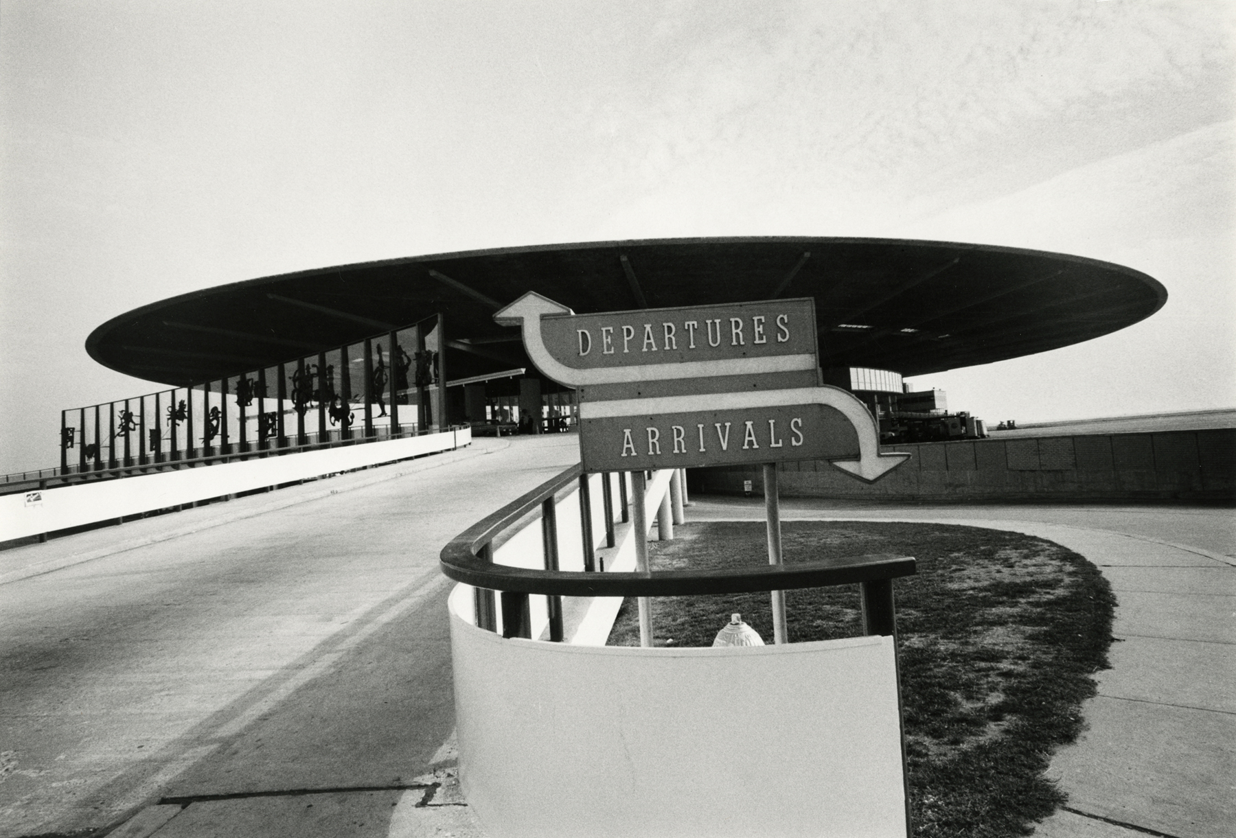 Esther Bubley - Pan Am Terminal, JFK airport, 1960s - Howard Greenberg Gallery