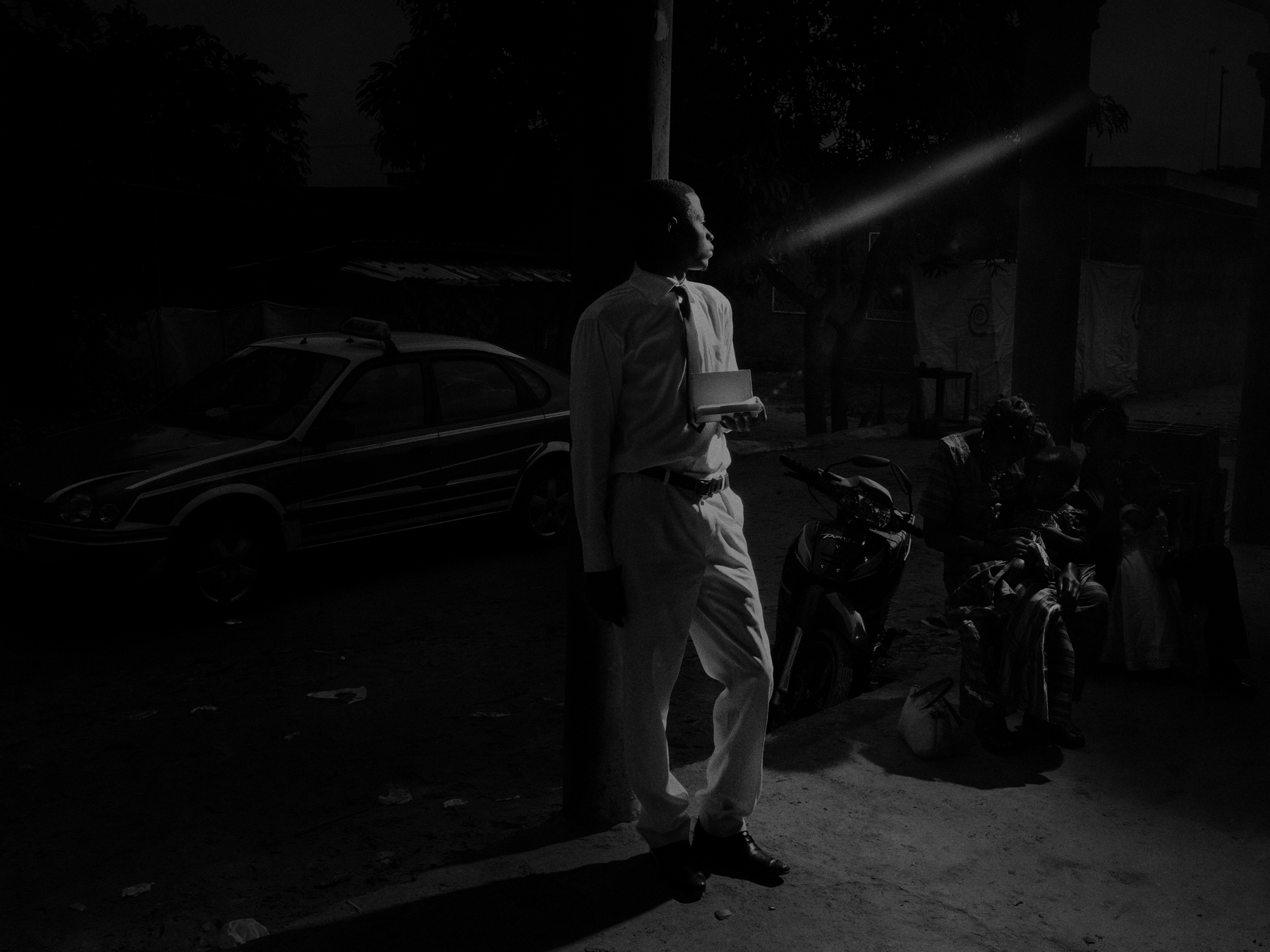 Alex Majoli, Scene #8041, Republic of Congo, 2013 Archival pigment print; printed 2016, Howard Greenberg Gallery, 2020