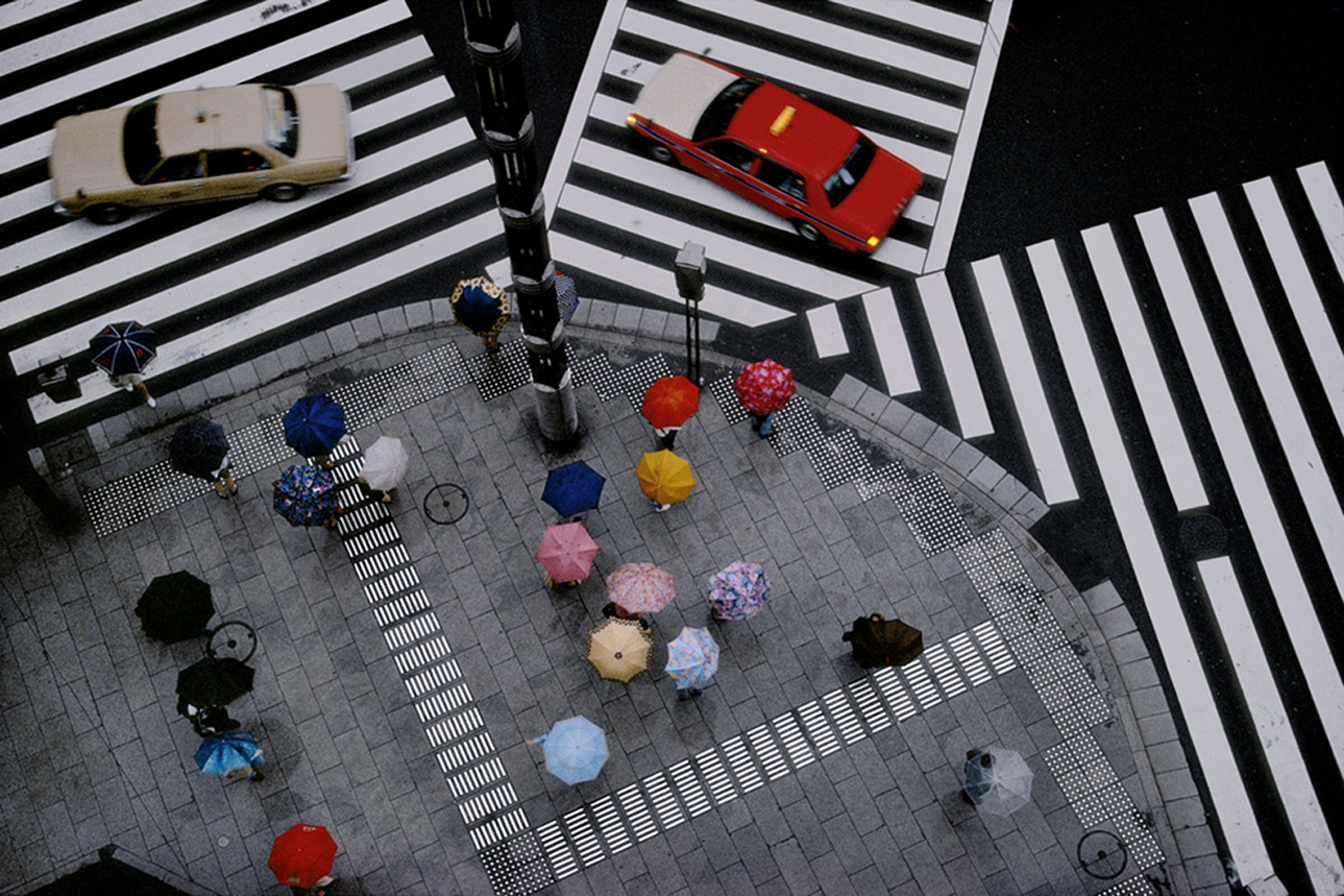 Crossing in the Ginza district, Tokyo, Japan, 1996  Archival pigment print; printed later  16 x 23 inches