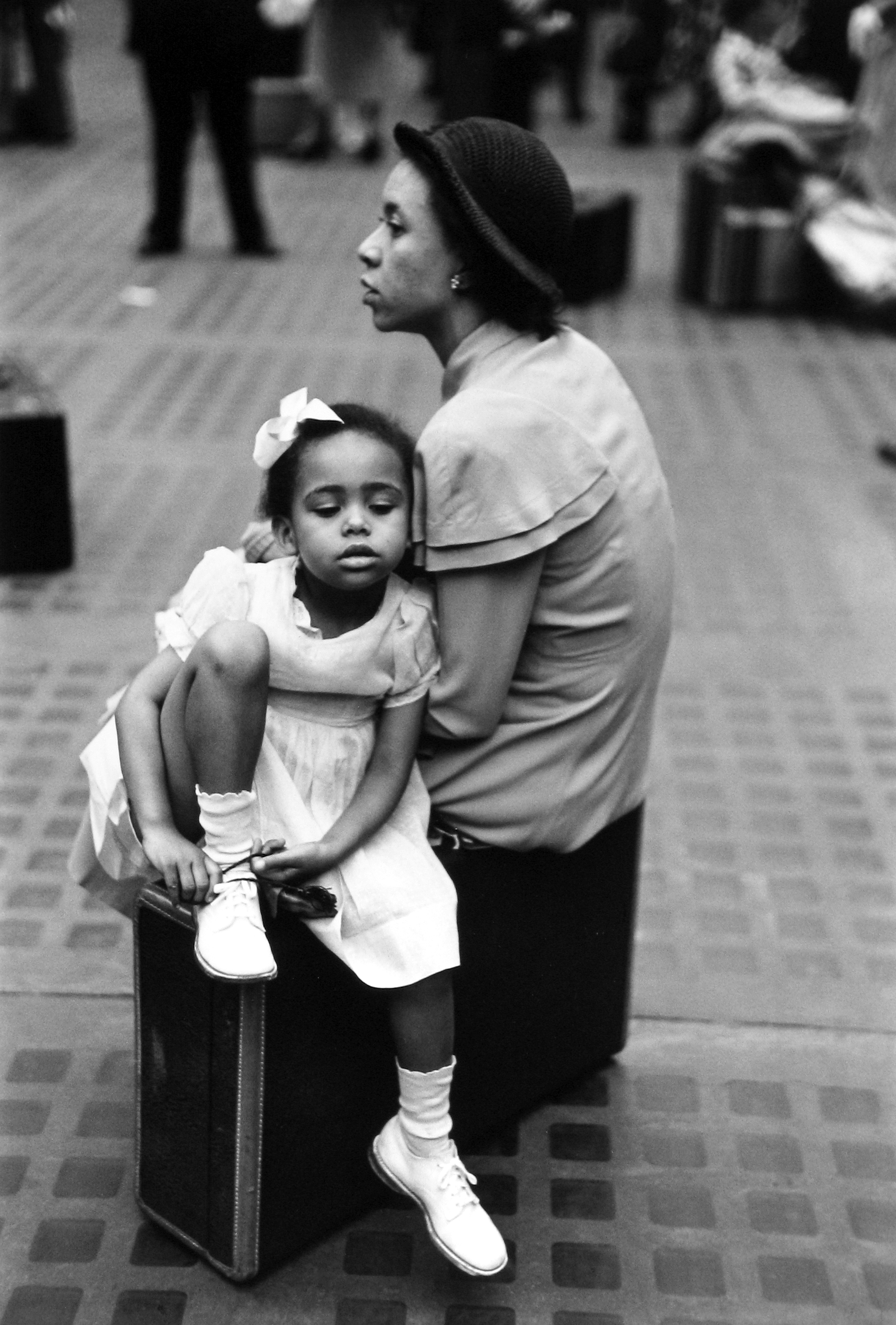 Ruth Orkin - Mother and Daughter, Penn Station, 1947 - Howard Greenberg Gallery