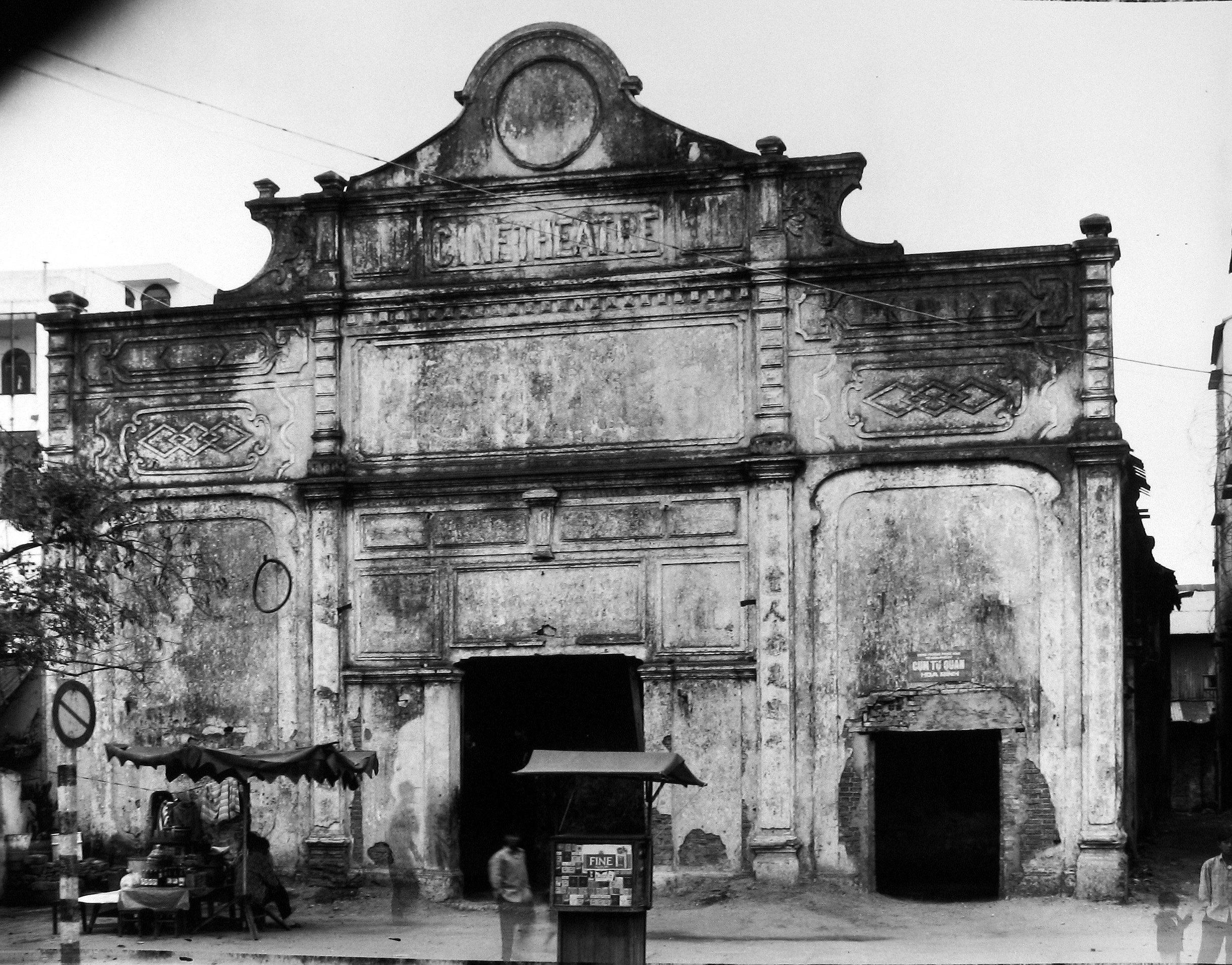 Bill Burke - Cinema, Danang, 1995 - Howard Greenberg Gallery