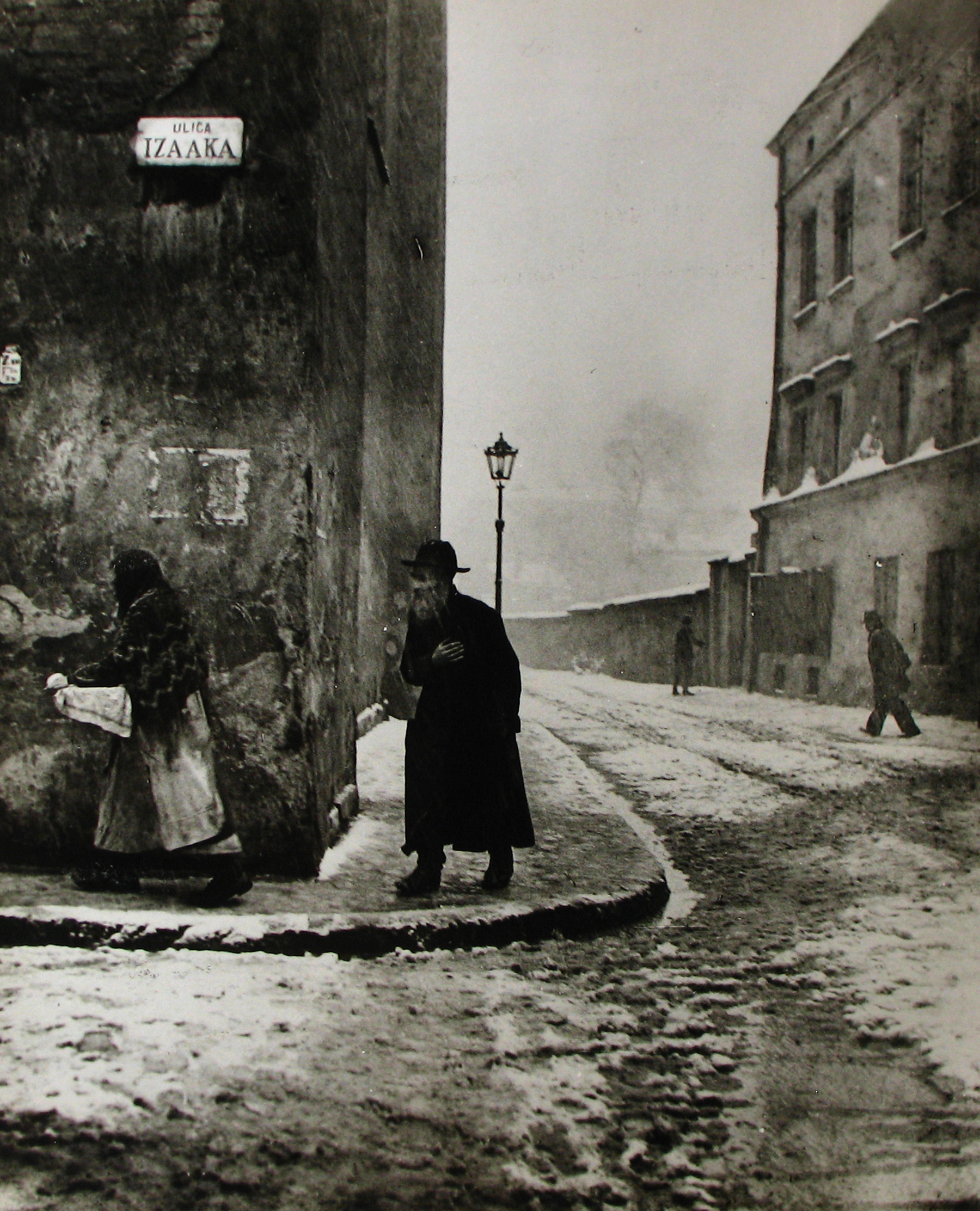 Roman Vishniac - Isaac Street, Kazimierz, Cracow, 1938 - Howard Greenberg Gallery