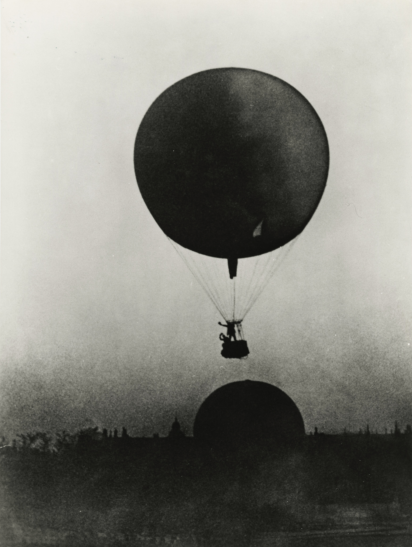 Jacques-Henri Lartigue - Coupe Gordon Bennett des ballons spherique aux Tuileries, Paris, 1906 - Howard Greenberg Gallery