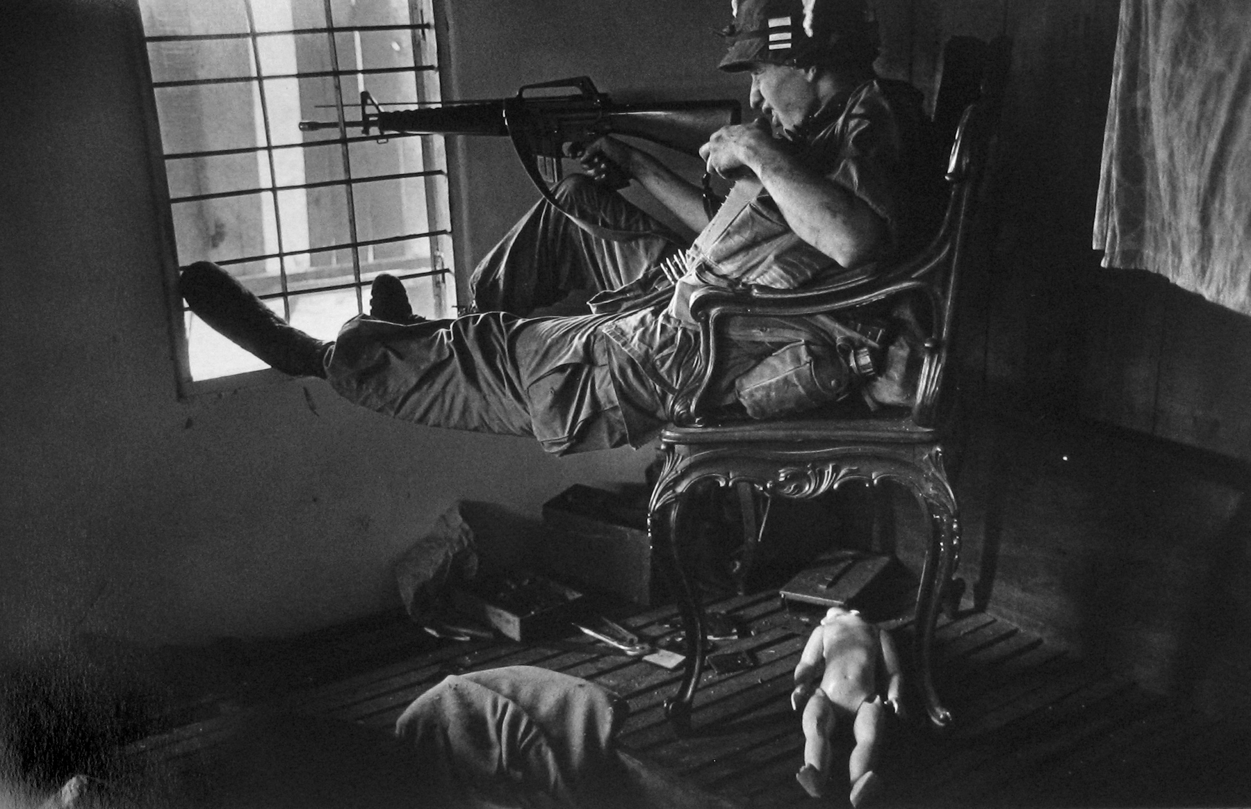 Philip Jones Griffiths - G.I. During urban fighting, Saigon, 1968  - Howard Greenberg Gallery