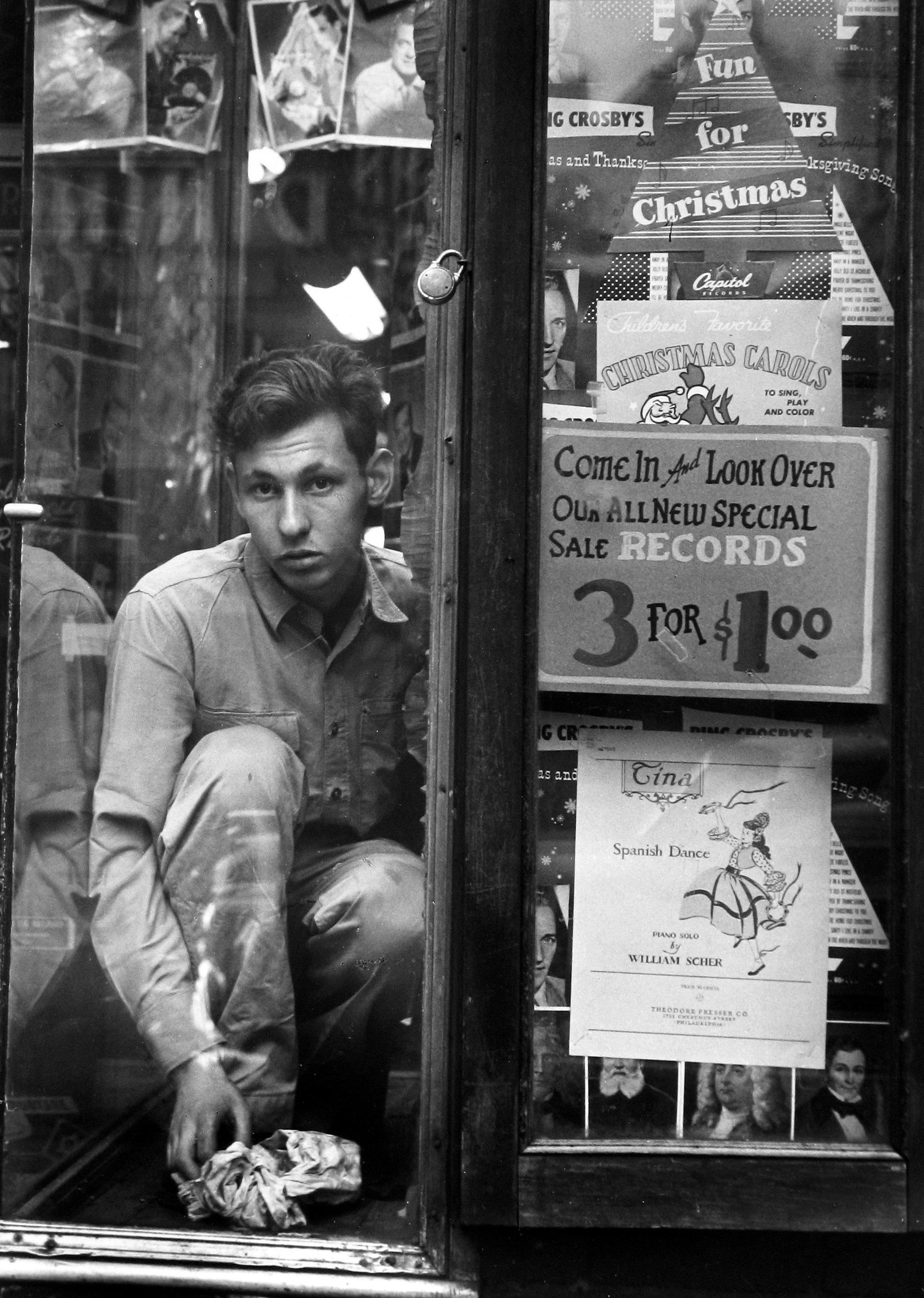 Sy Kattelson - Boy in Record Store Window, 1949 - Howard Greenberg Gallery