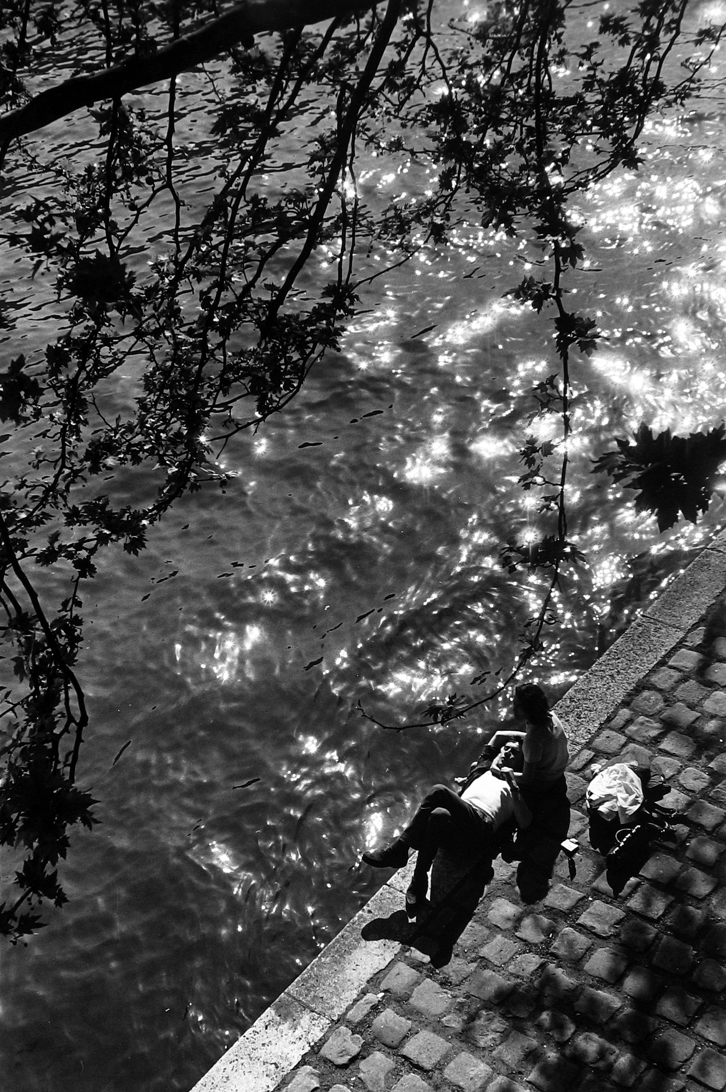 Alfred Eisenstaedt - Couple on bank of Seine with sun sparkling on water, Paris April, 1963 - Howard Greenberg Gallery
