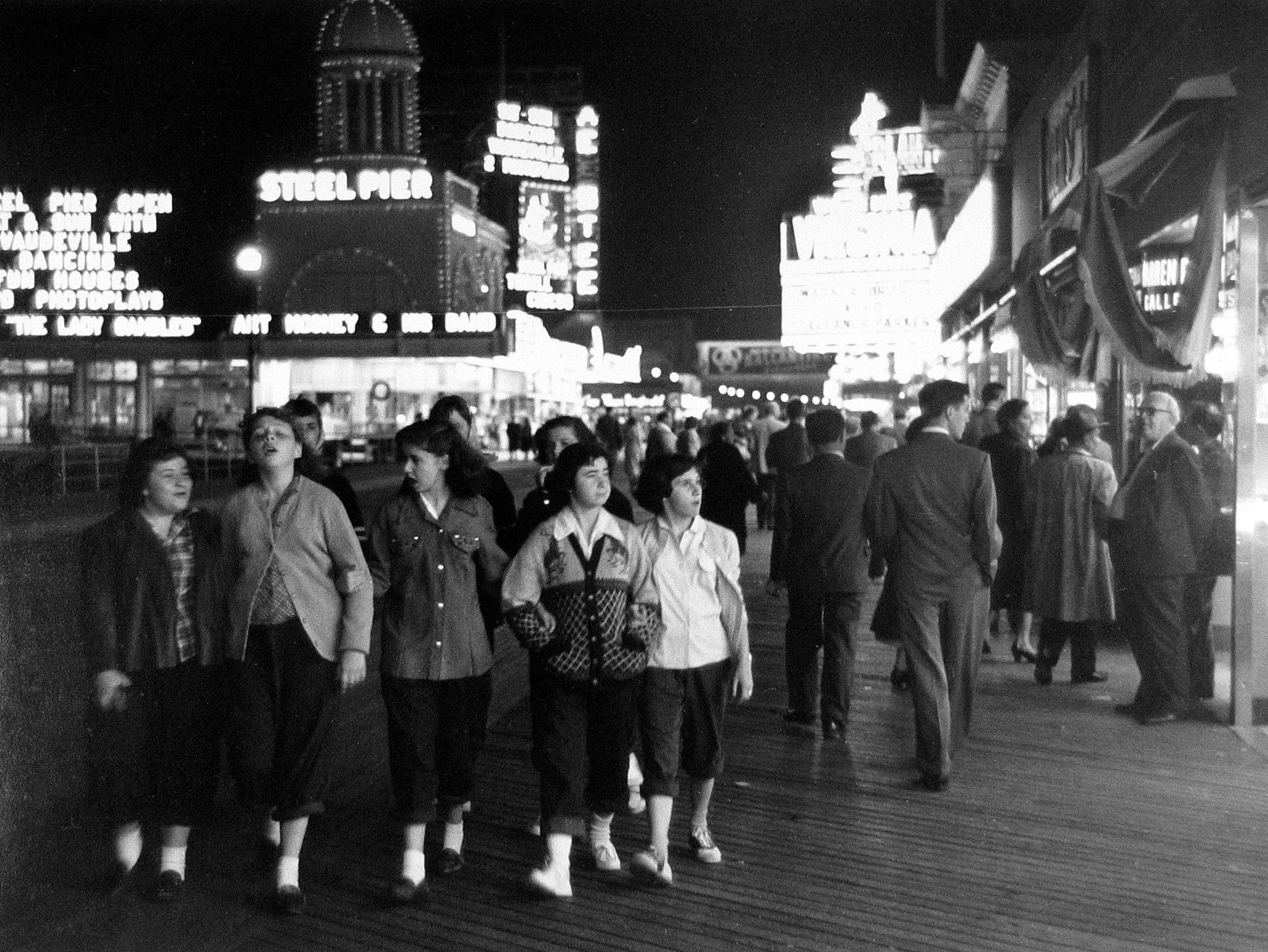 Dan Weiner - Untitled, c.1950 - Howard Greenberg Gallery