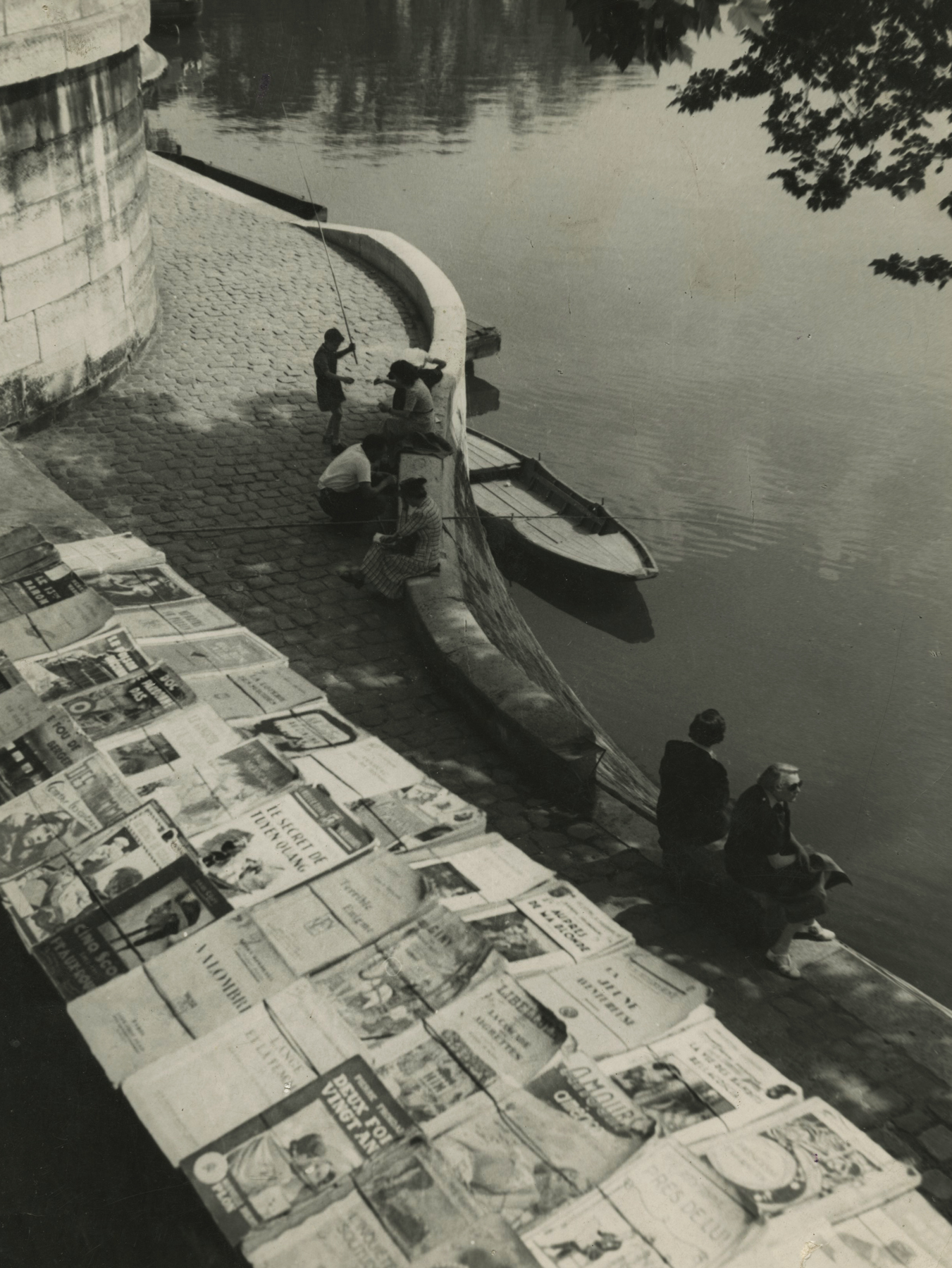 Louis Stettner - Bookstores Near the Seine, 1949 - Howard Greenberg Gallery