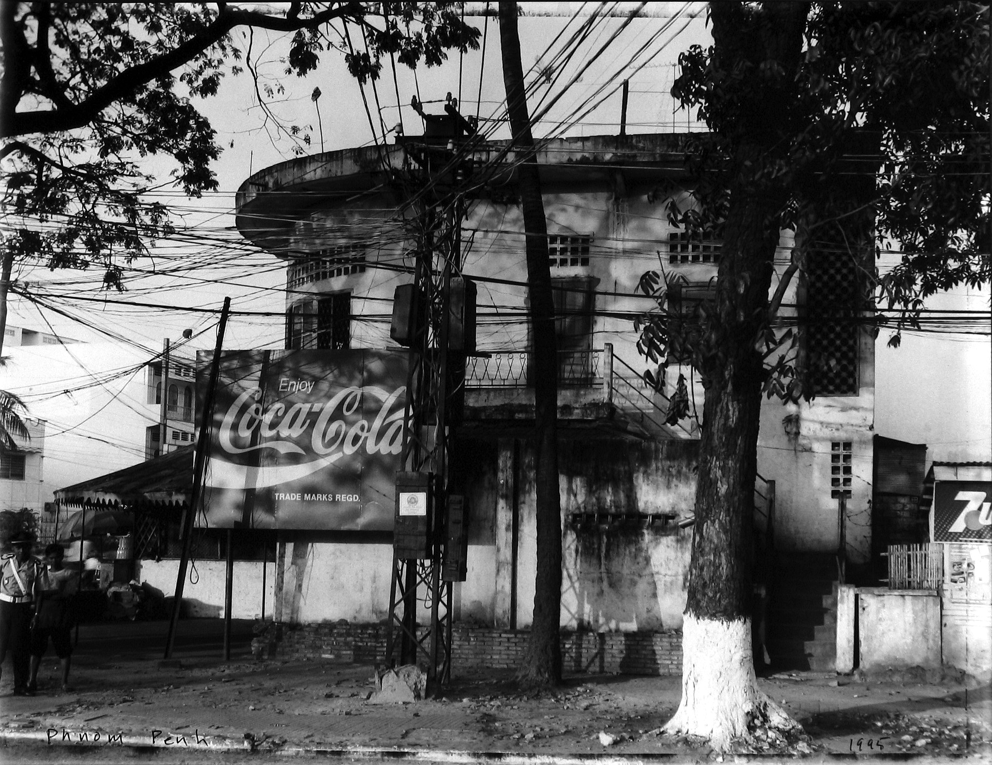 Bill Burke - Phnom Penh, 1995 - Howard Greenberg Gallery