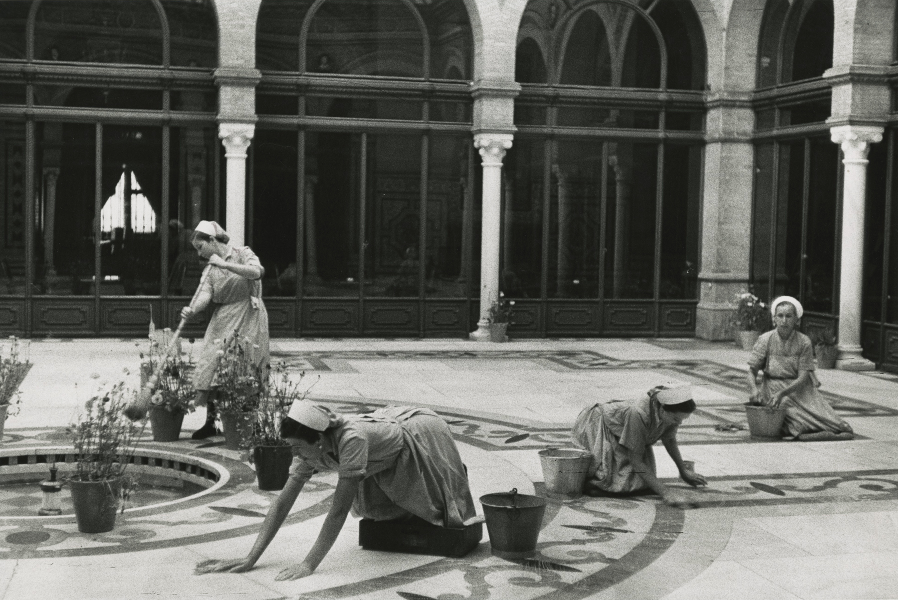Inge Morath - Hotel Alfonso XIII, Sevilla, 1954 - Howard Greenberg Gallery
