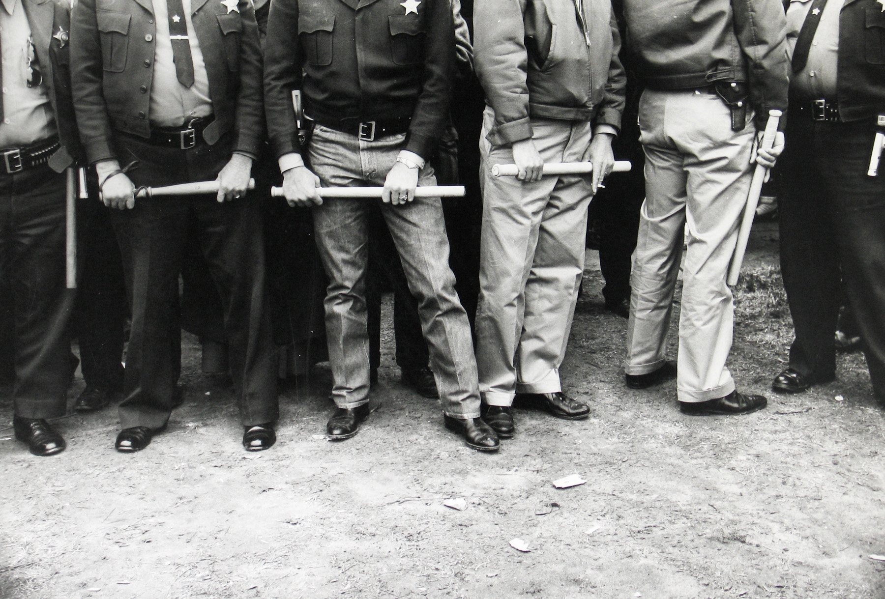 Bob Adelman - Sheriff deputies hold billy clubs to control demonstrators in black part of tow - Howard Greenberg Gallery