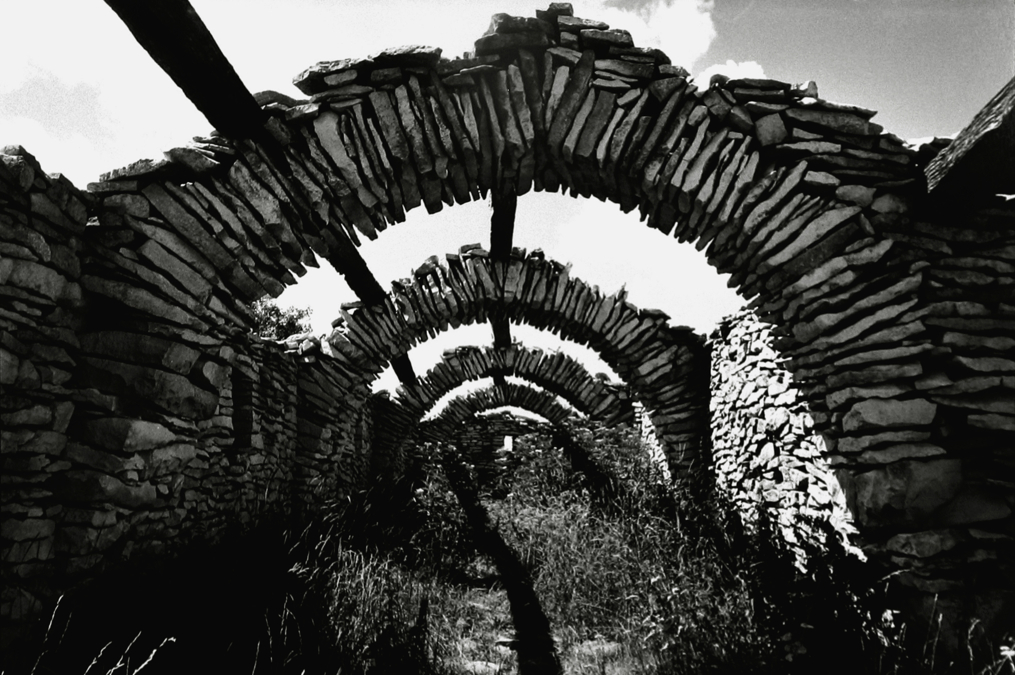 Martine Franck - Sheepstall, Contadour, Haute-Provence, 1994 - Howard Greenberg Gallery