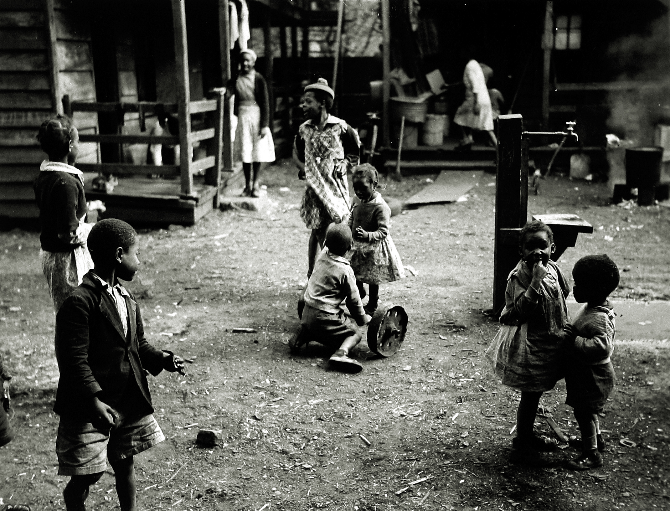 Peter Sekaer - Pearlstine Alley, Charleston, South Carolina, c.1939 - Howard Greenberg Gallery