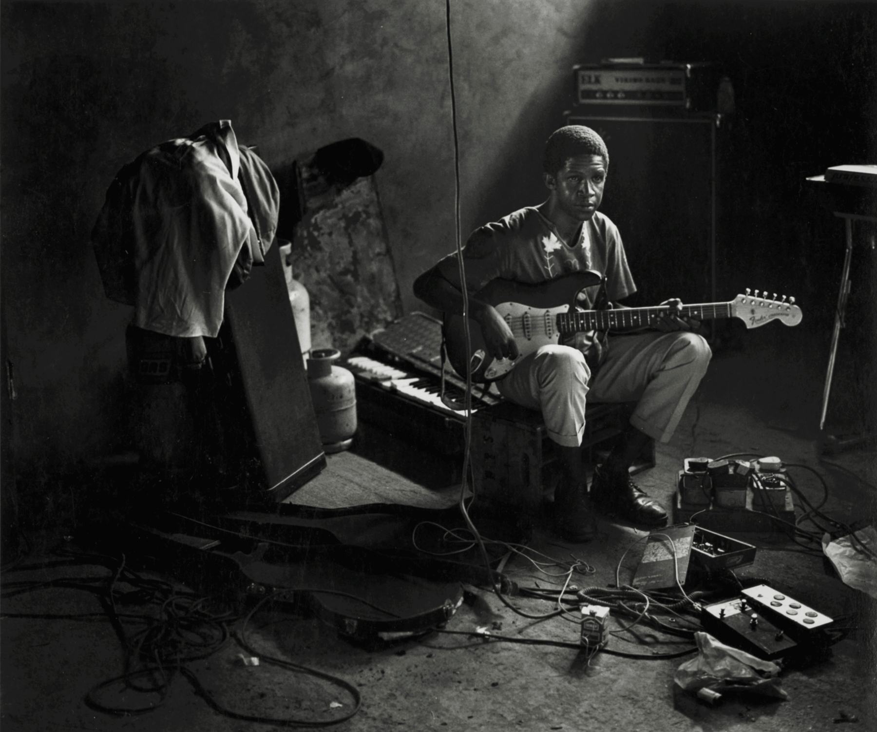 David Goldblatt - Untitled (musician), c.1972 - Howard Greenberg Gallery