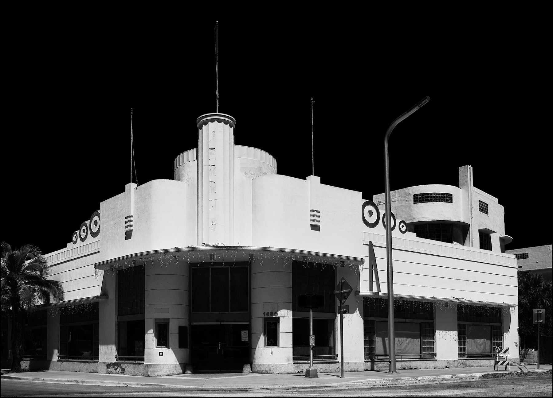 Simon Chaput - Jerry's Famous Deli, Miami Beach, 2014 - Howard Greenberg Gallery