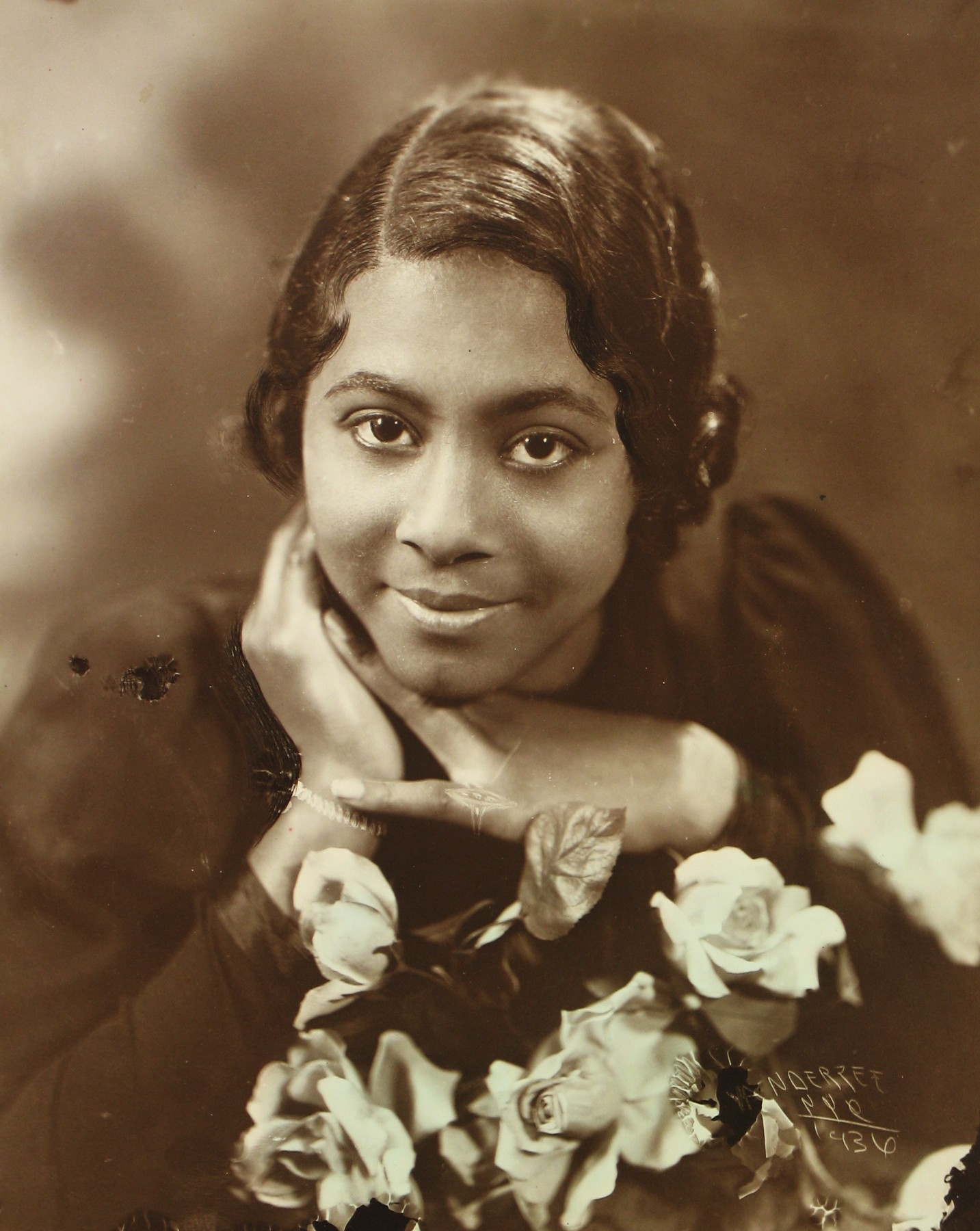 James Van Der Zee - Lady with Roses, 1936 - Howard Greenberg Gallery - 2019