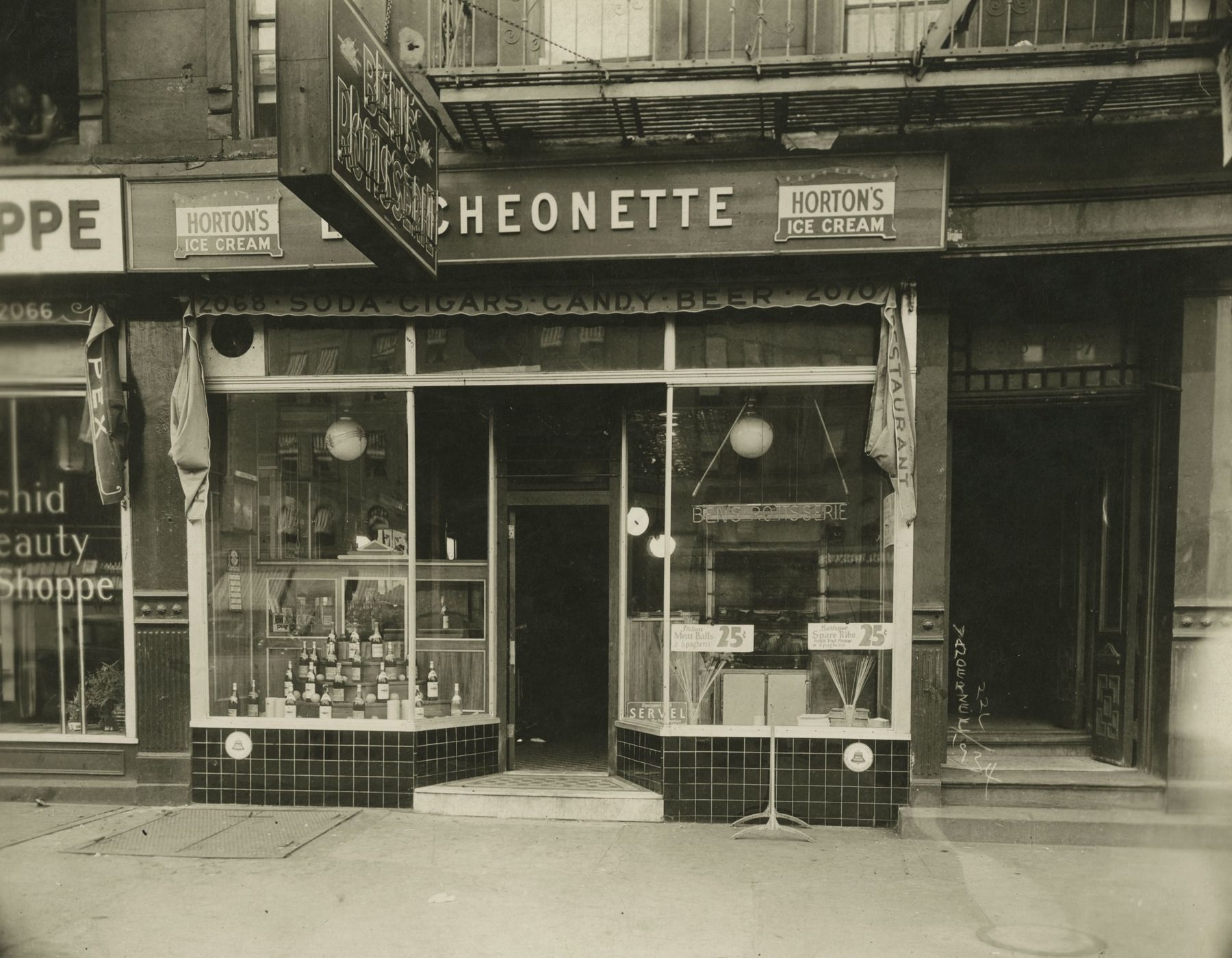 James Van Der Zee - Harlem Store Front, 1934 - Howard Greenberg Gallery - 2019