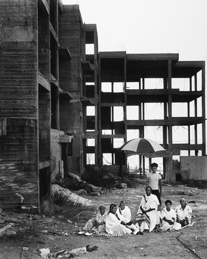 Frédéric Brenner: Exile at Home - Jaffa, Israel, 1995 - Howard Greenberg Gallery