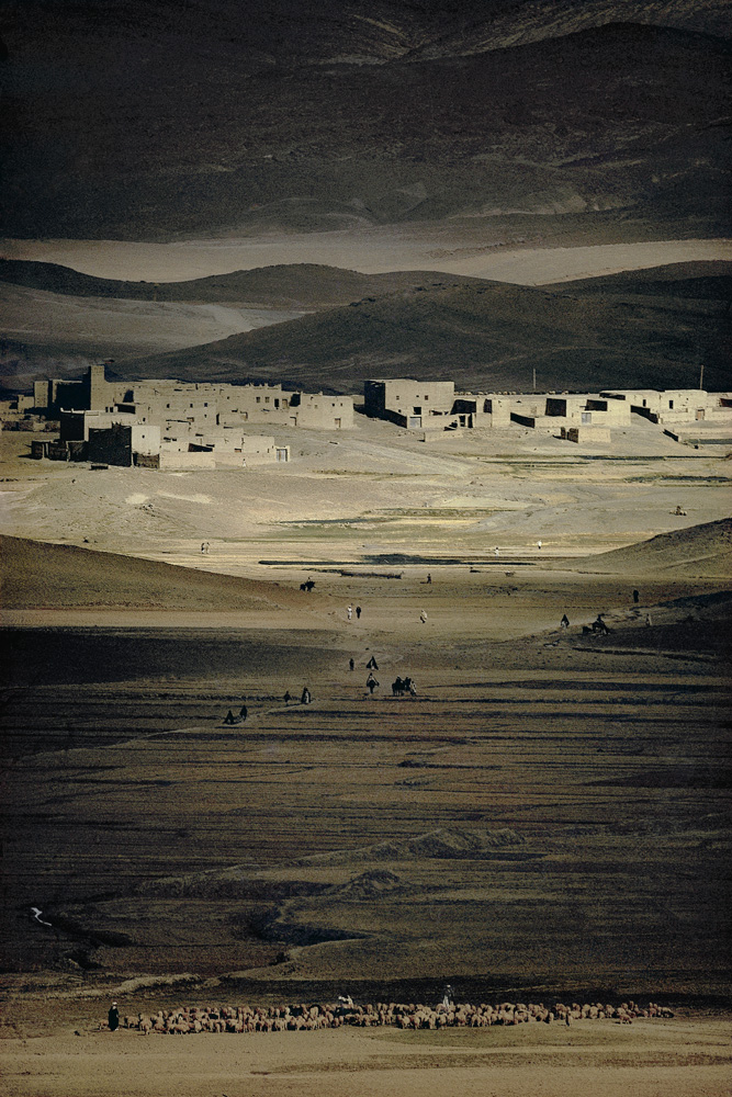 Harry Gruyaert, Berbers of the Ait Addidou Tribe, Imilchil, High Atlas, Morocco, 1986, Howard Greenberg Gallery, 2019