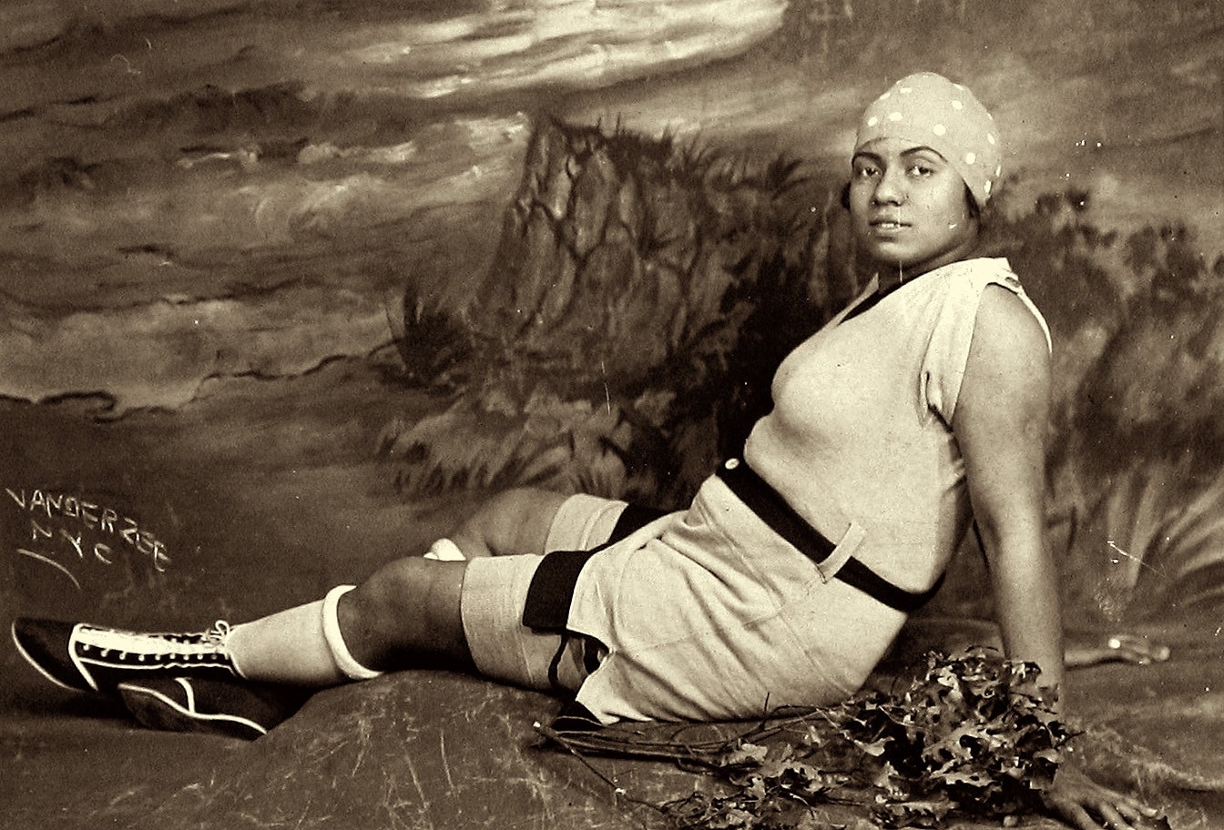 James Van Der Zee - Posing at the beach, c.1925 - Howard Greenberg Gallery - 2019