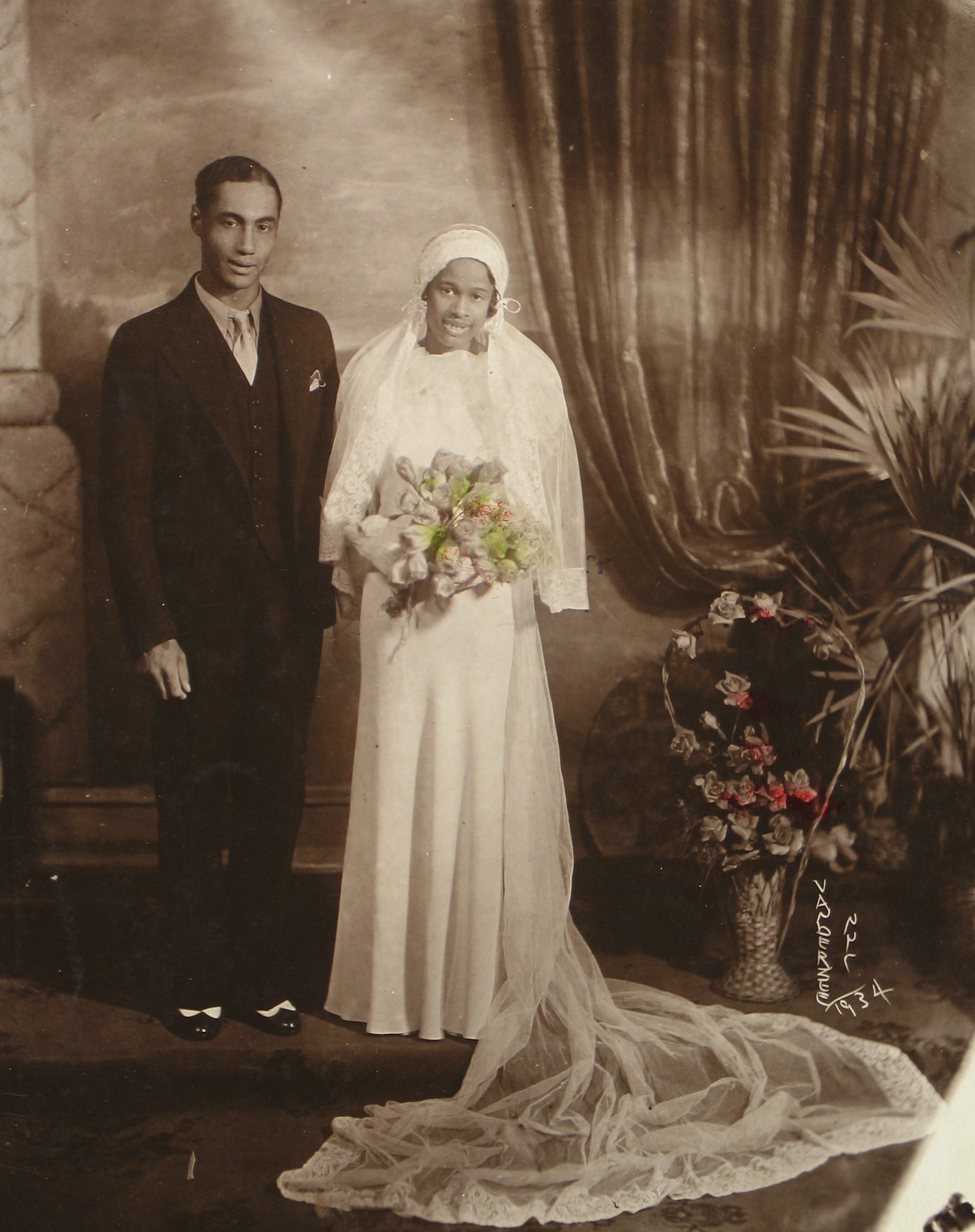 James Van Der Zee - Wedding Couple, 1934 - Howard Greenberg Gallery - 2019
