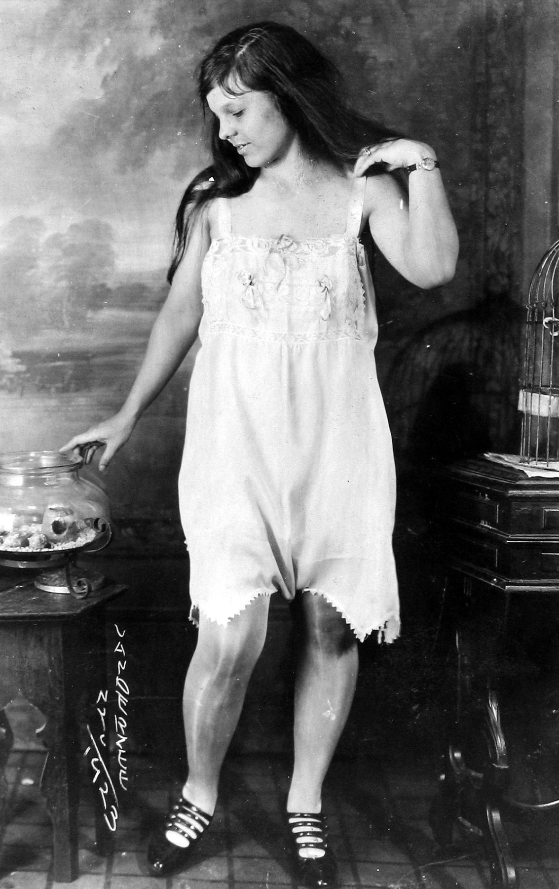 James Van Der Zee - Untitled (Woman with birdcage and glass bowl), 1923 - Howard Greenberg Gallery - 2019