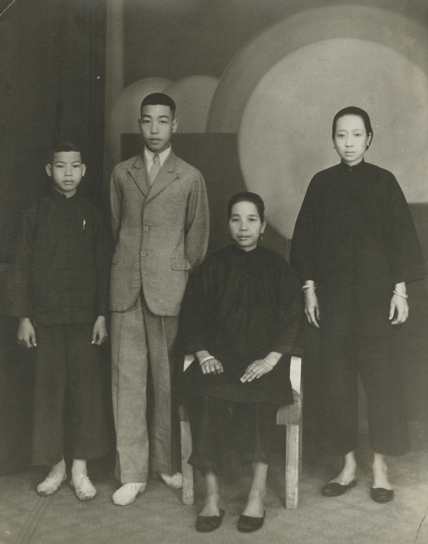 James Van Der Zee - Family Portrait, c.1940 - Howard Greenberg Gallery - 2019