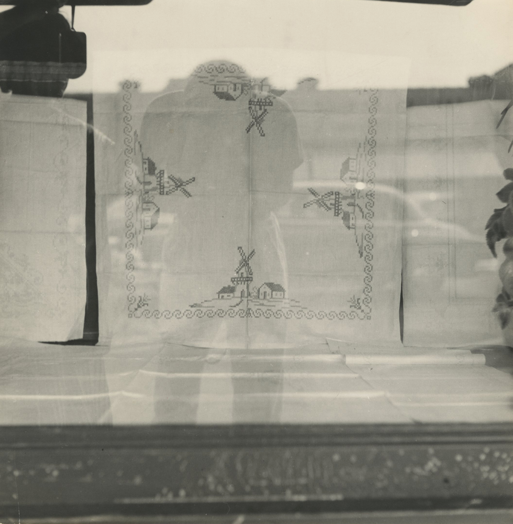 Saul Leiter - Howard Greenberg Gallery - Early Black and White - 2014