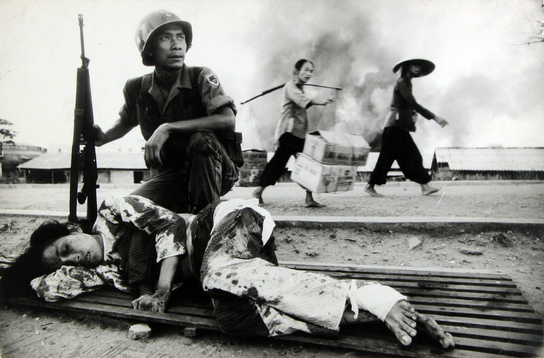 Philip Jones Griffiths: Maelstrom 2011 Howard Greenberg Gallery