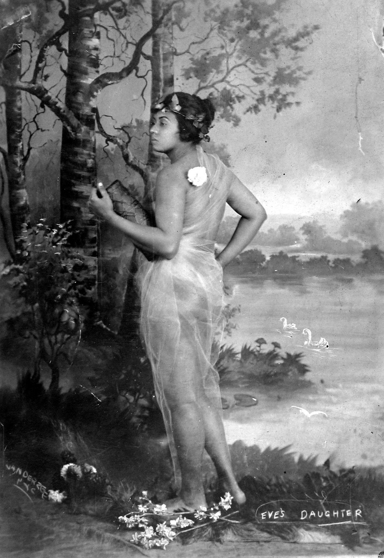 James Van Der Zee - Eve's Daughter, c.1920 - Howard Greenberg Gallery - 2019