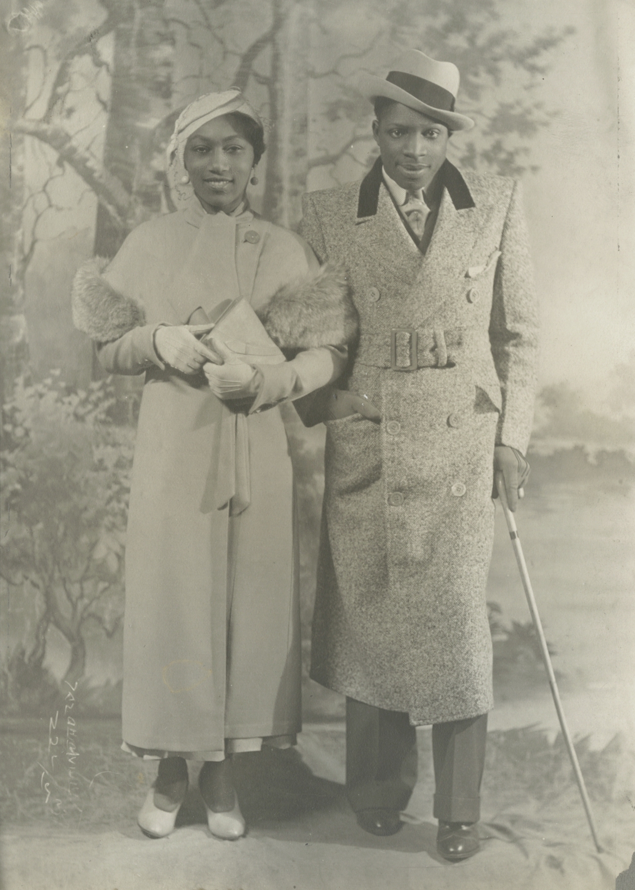 James Van Der Zee - Strolling, 1925 - Howard Greenberg Gallery - 2019